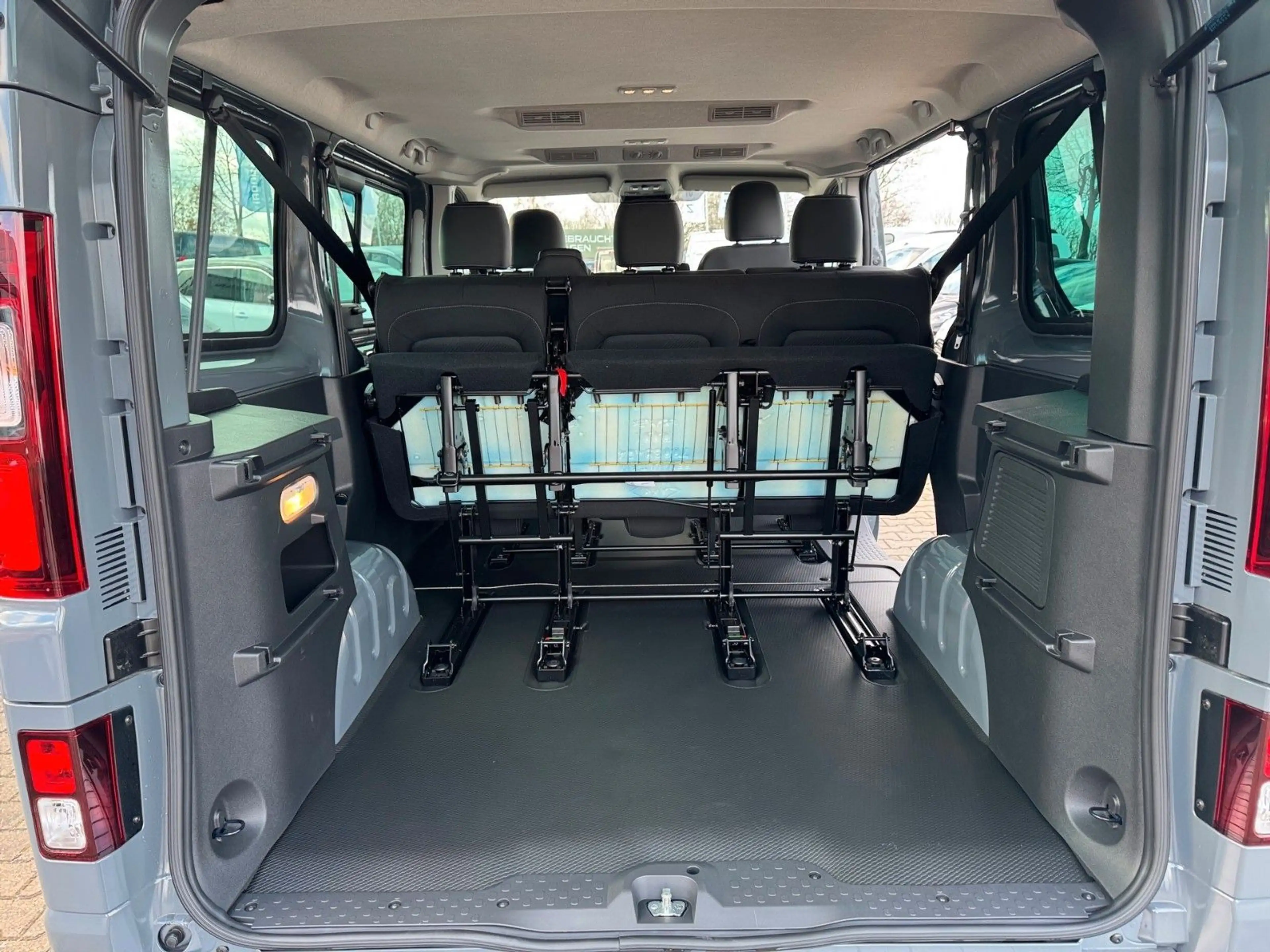 Nissan Primastar Kombi L1H1 2,8t Tekna HK BES Design — photo 10