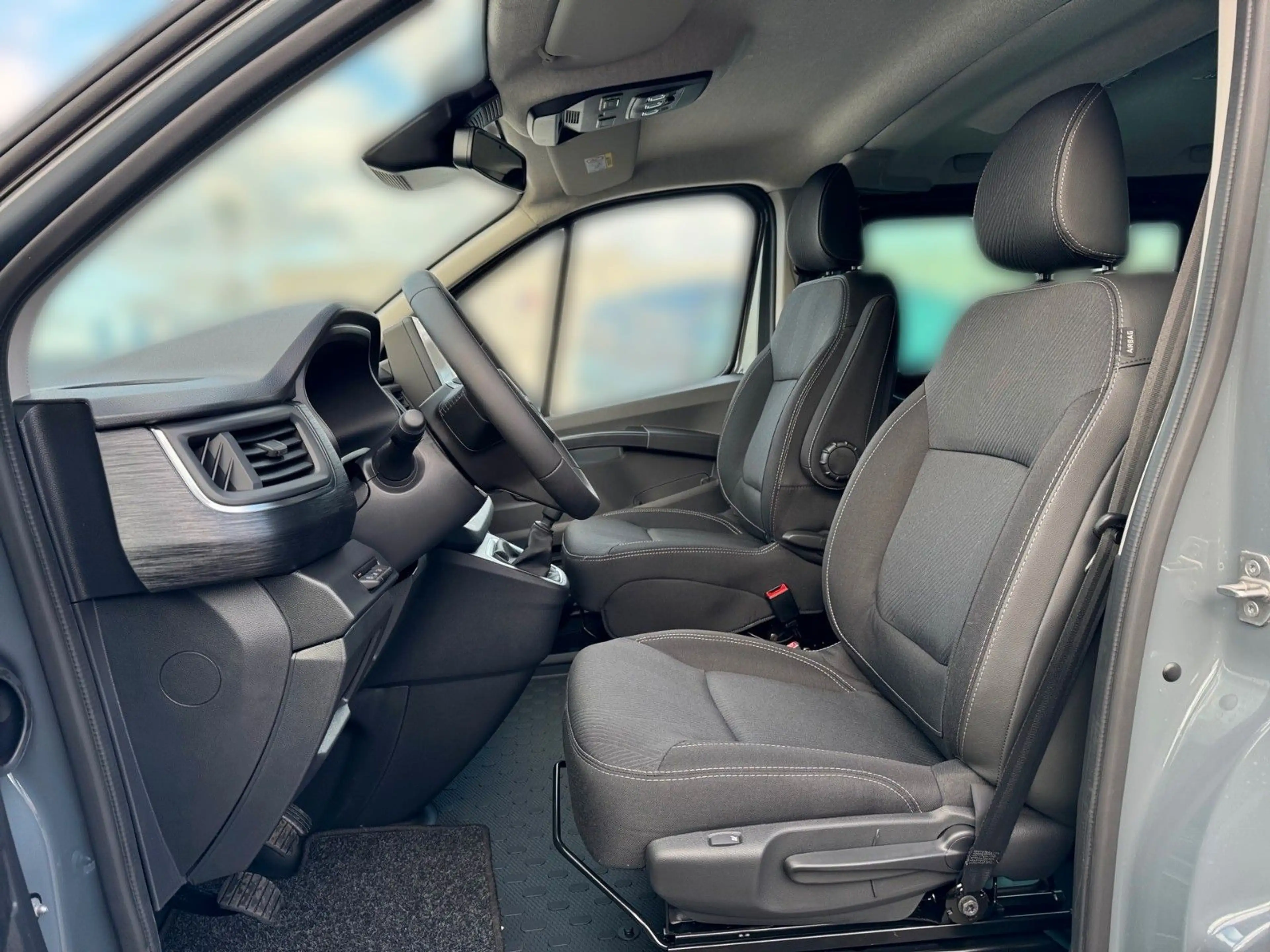 Nissan Primastar Kombi L1H1 2,8t Tekna HK BES Design — photo 6