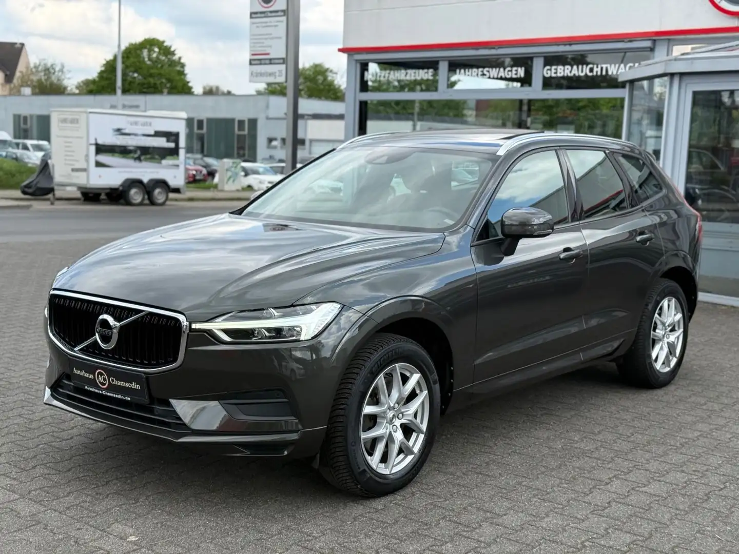 Volvo XC60 Momentum AWD Grau - 2