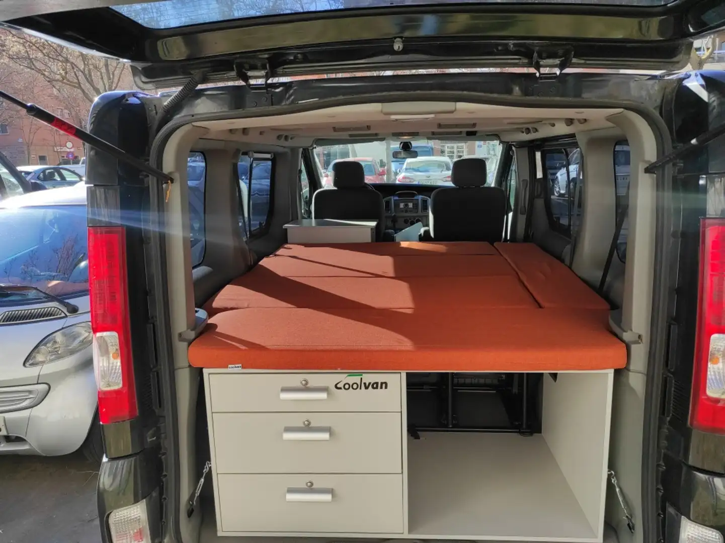 Opel Vivaro Tour Cosmo 2.5CDTI 27 L1H1 Aut. Zwart - 1