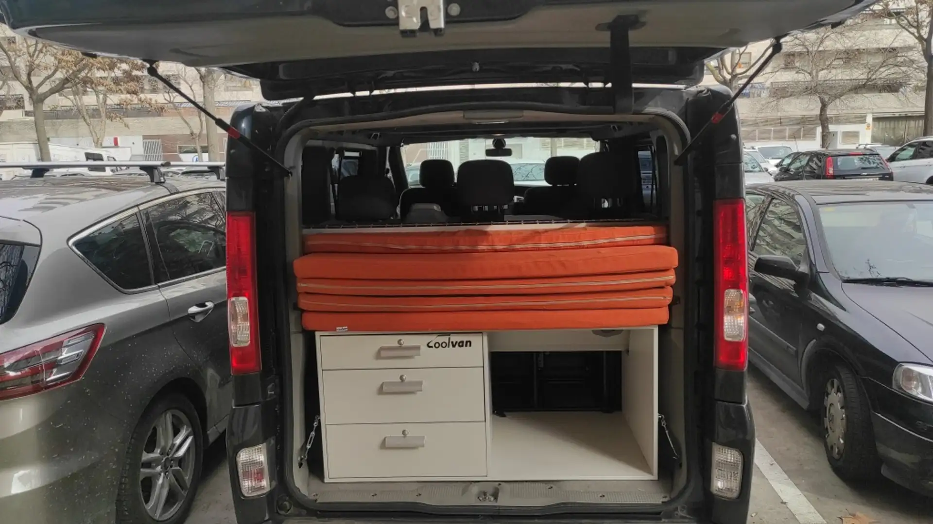 Opel Vivaro Tour Cosmo 2.5CDTI 27 L1H1 Aut. Zwart - 2