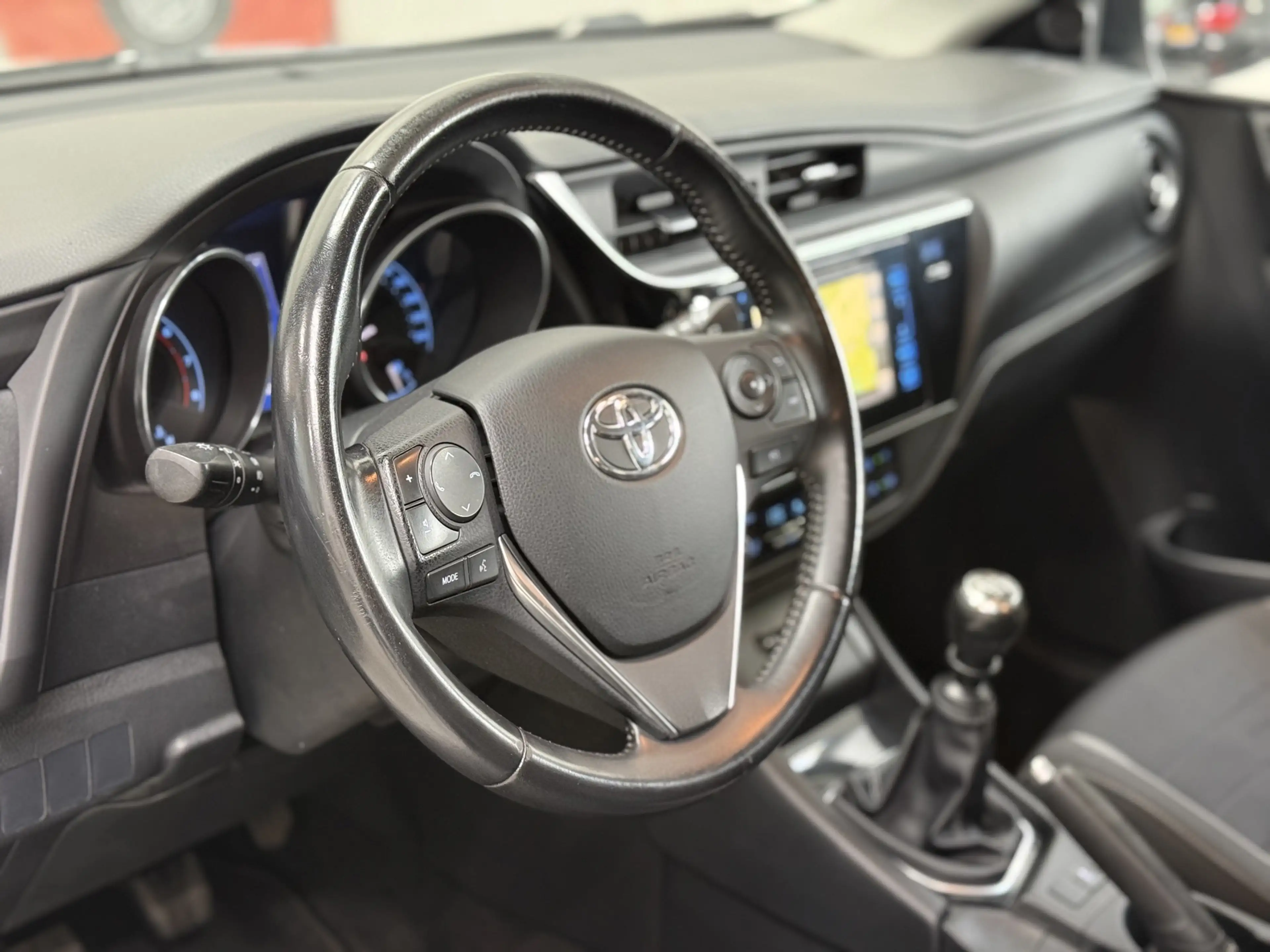 Toyota Auris Touring Sports 1.2T Aspiration Limited Climate Cru — photo 9