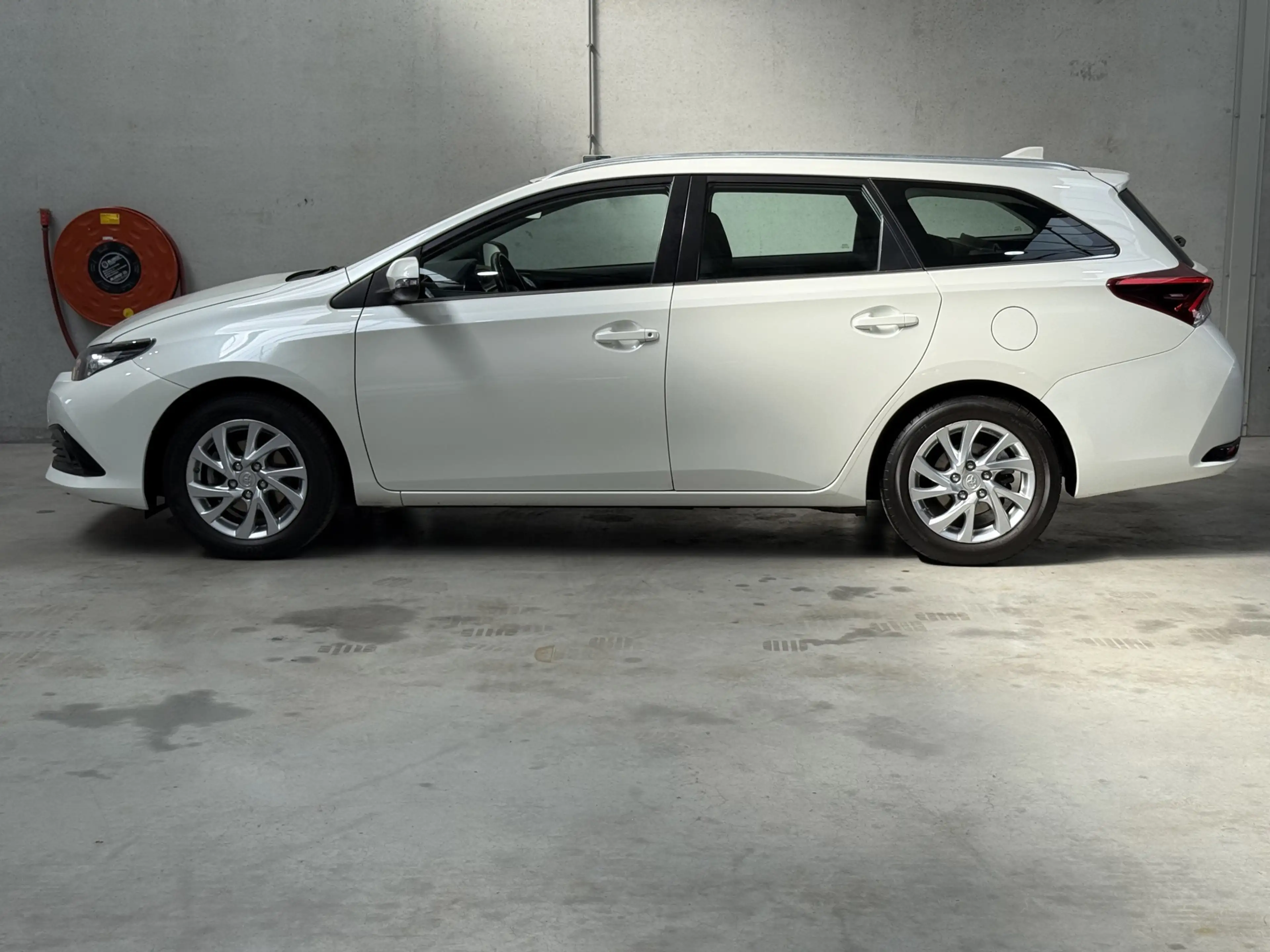 Toyota Auris Touring Sports 1.2T Aspiration Limited Climate Cru — photo 3