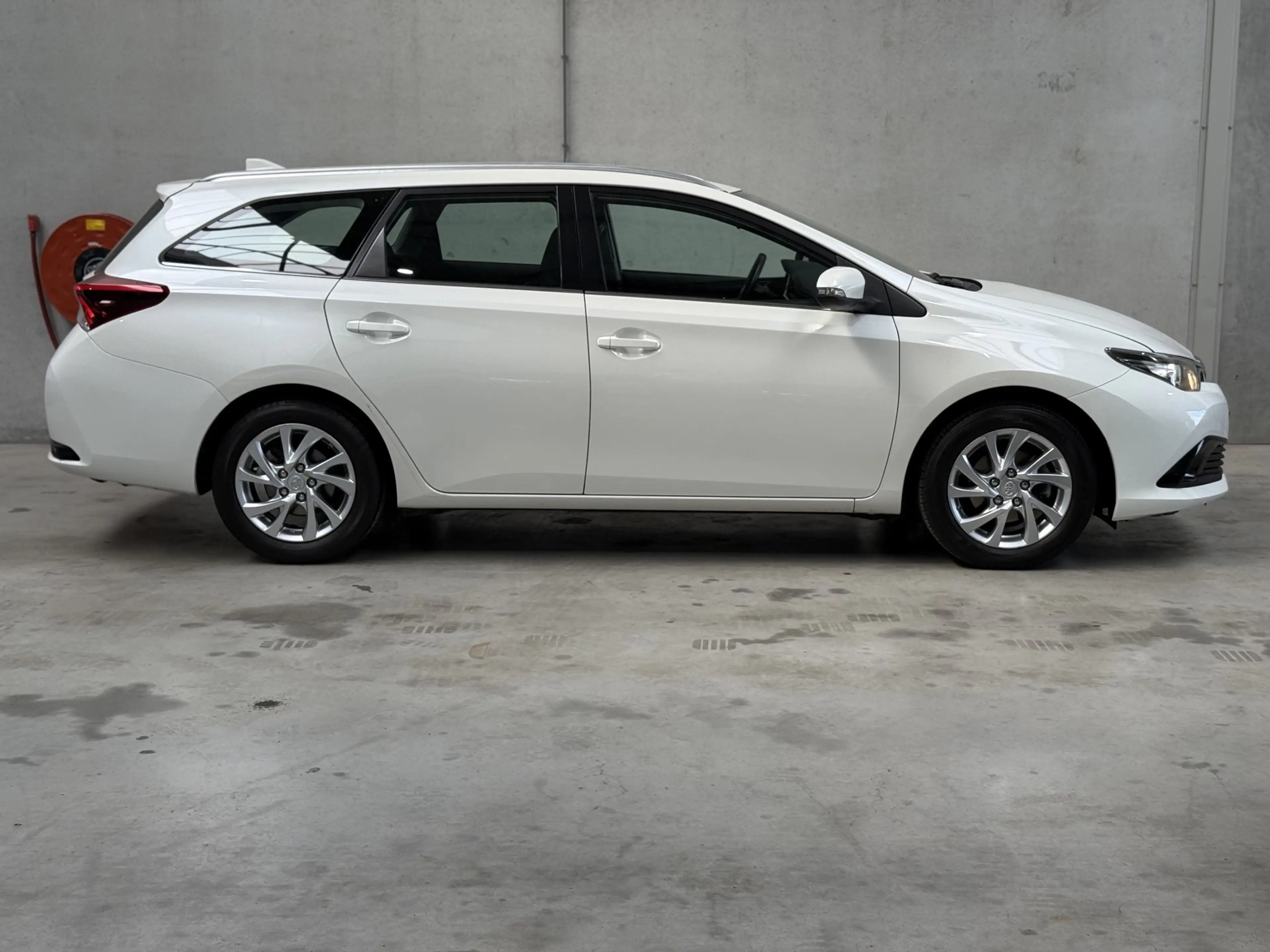Toyota Auris Touring Sports 1.2T Aspiration Limited Climate Cru — photo 7