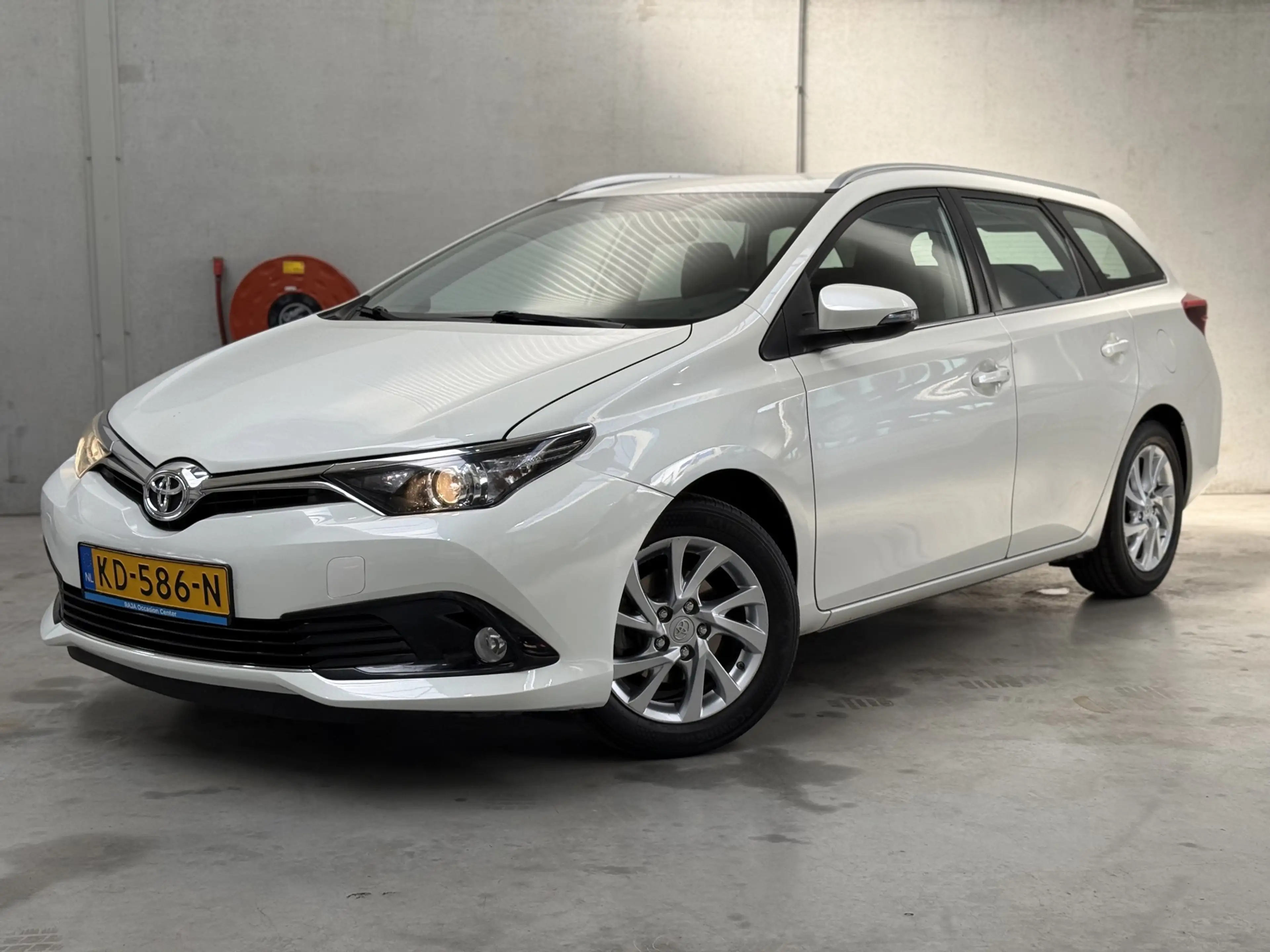 Toyota Auris Touring Sports 1.2T Aspiration Limited Climate Cru — photo 2