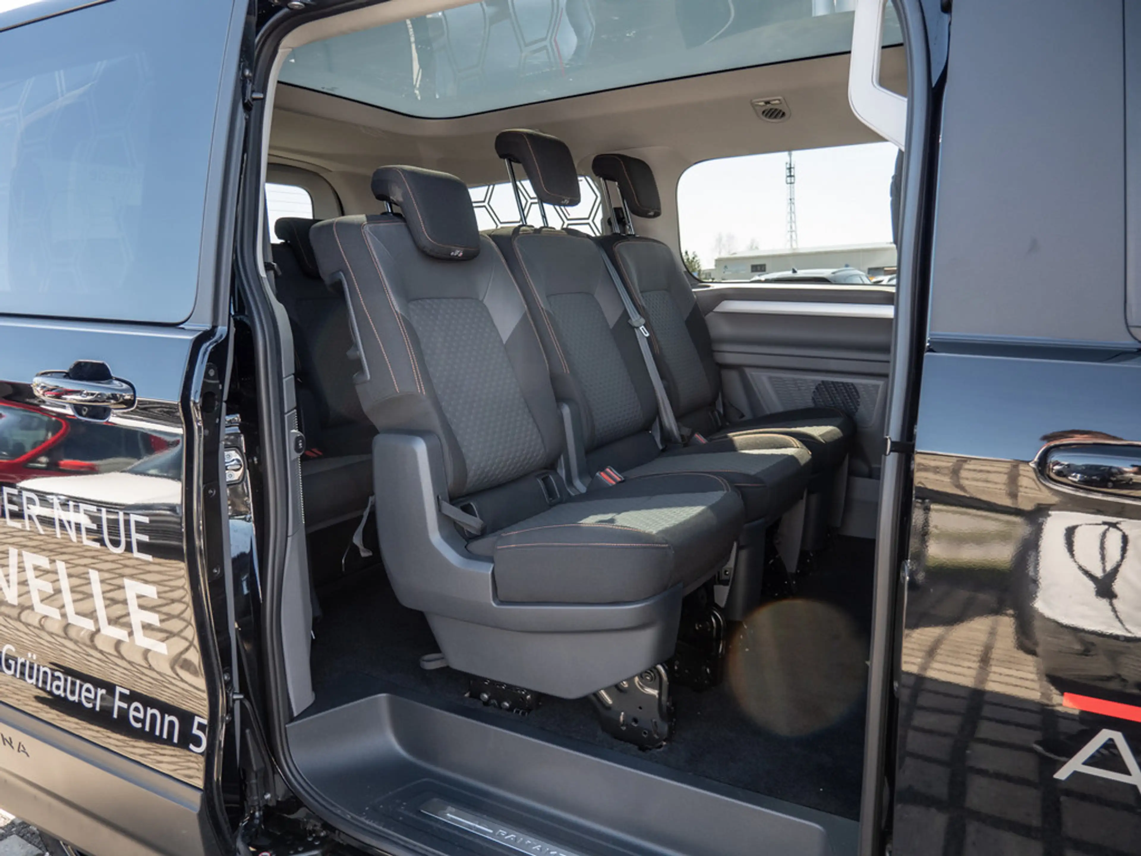 Volkswagen T7 Caravelle 2.0 TDI PanAmericana AHK PANO — photo 5