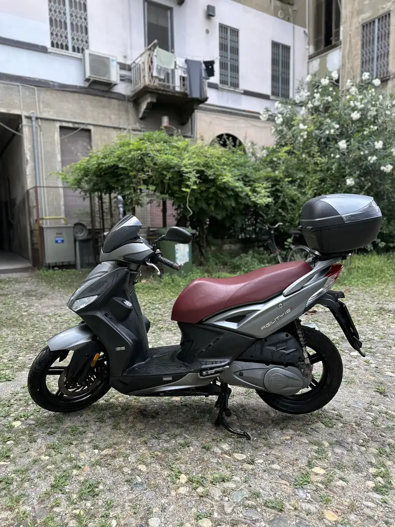 Kymco Agility 125 Grigio, sella rossa - 2