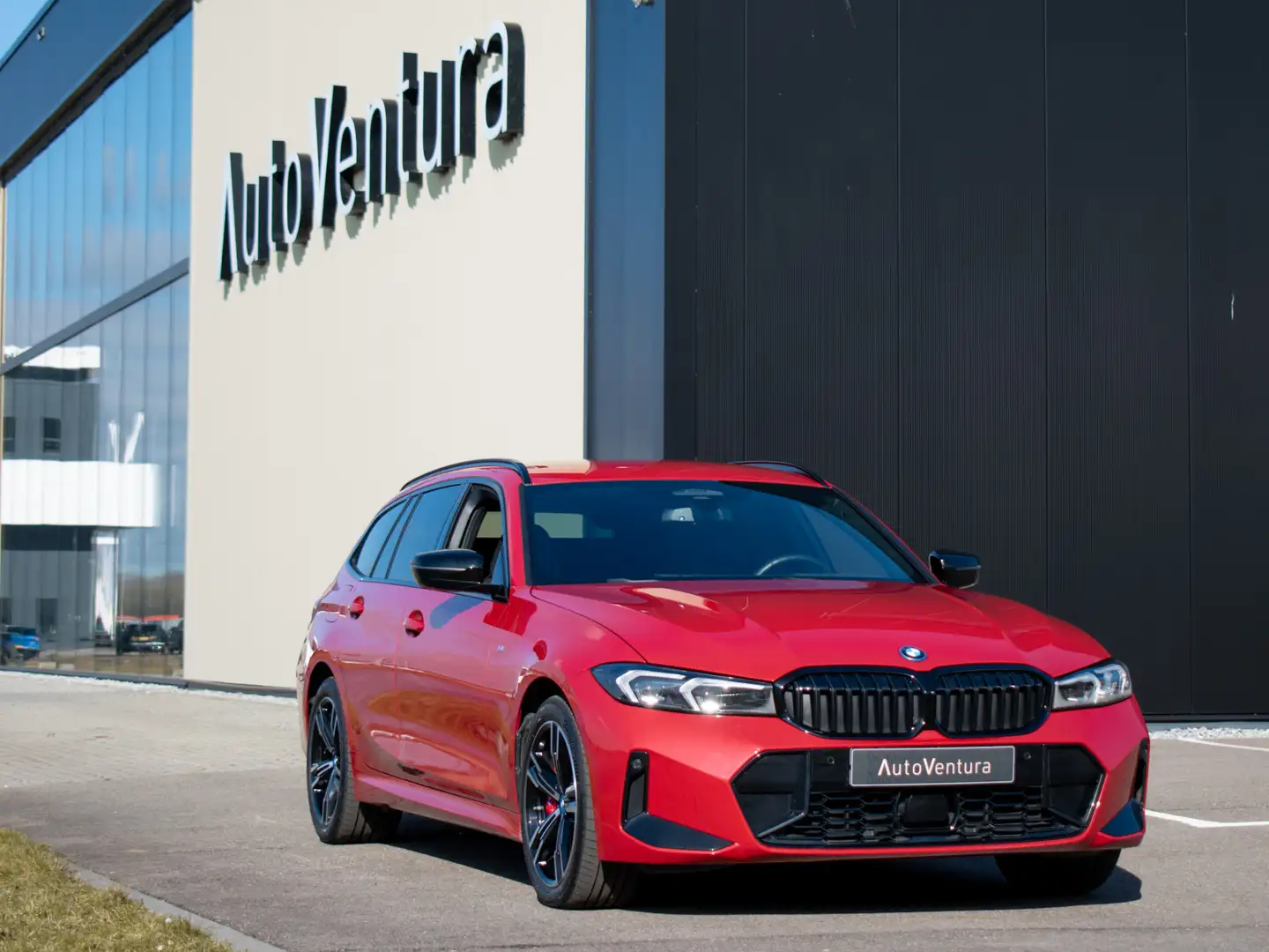 BMW 330 3-serie Touring 330e M-Sport Trekhaak | Schaalstoe Rood - 2