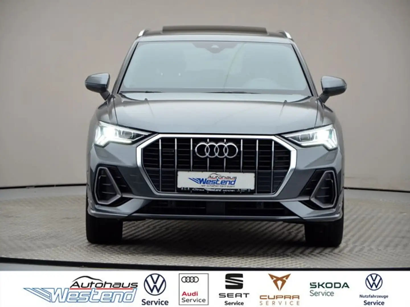 Audi Q3 S line 40 TFSI 140kW qu. Pano Matrix Navi Klima Grau - 1