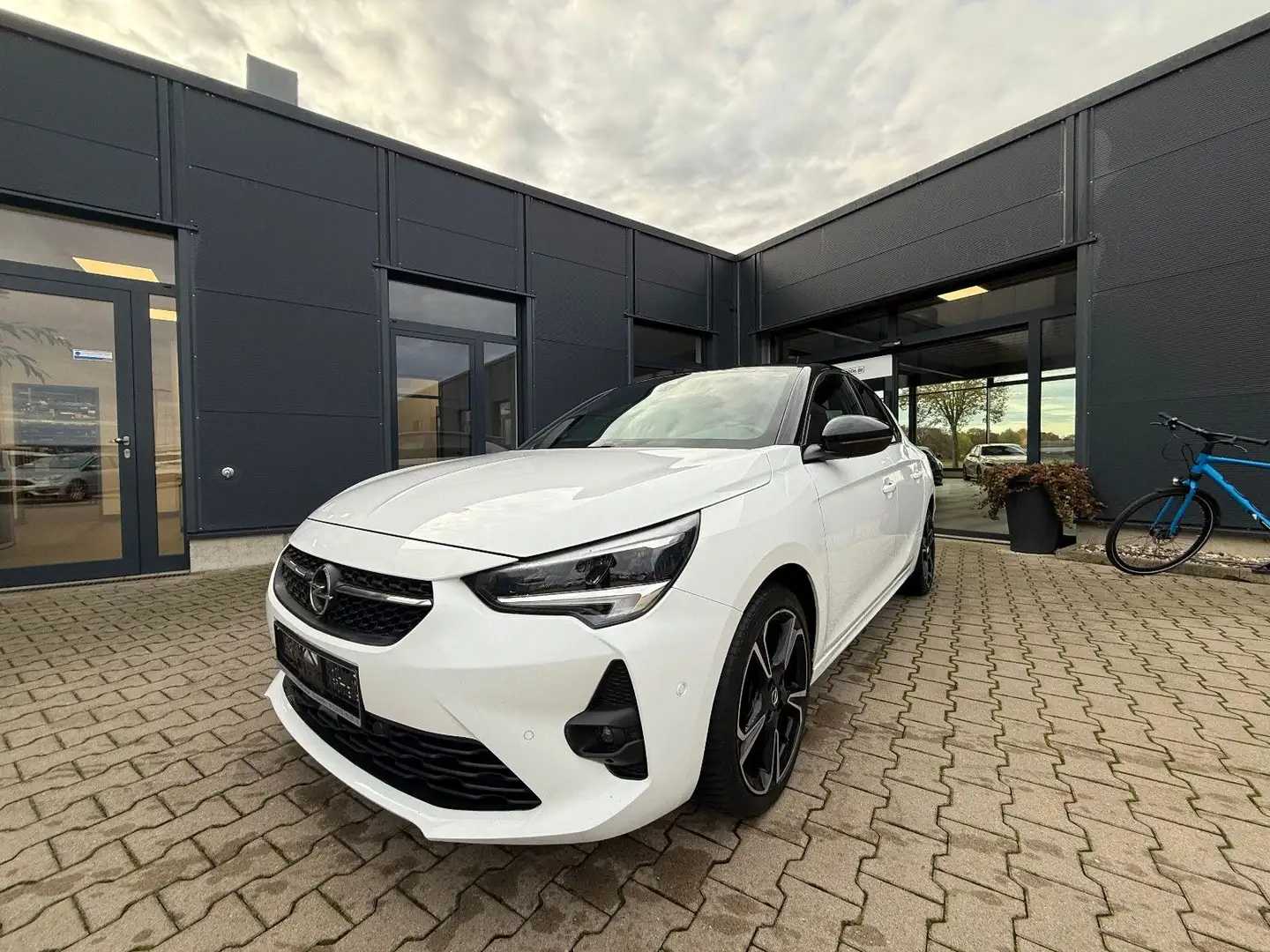Opel Corsa F 1.2 GS Line Aut. RFK LED Winterpaket Blanc - 1