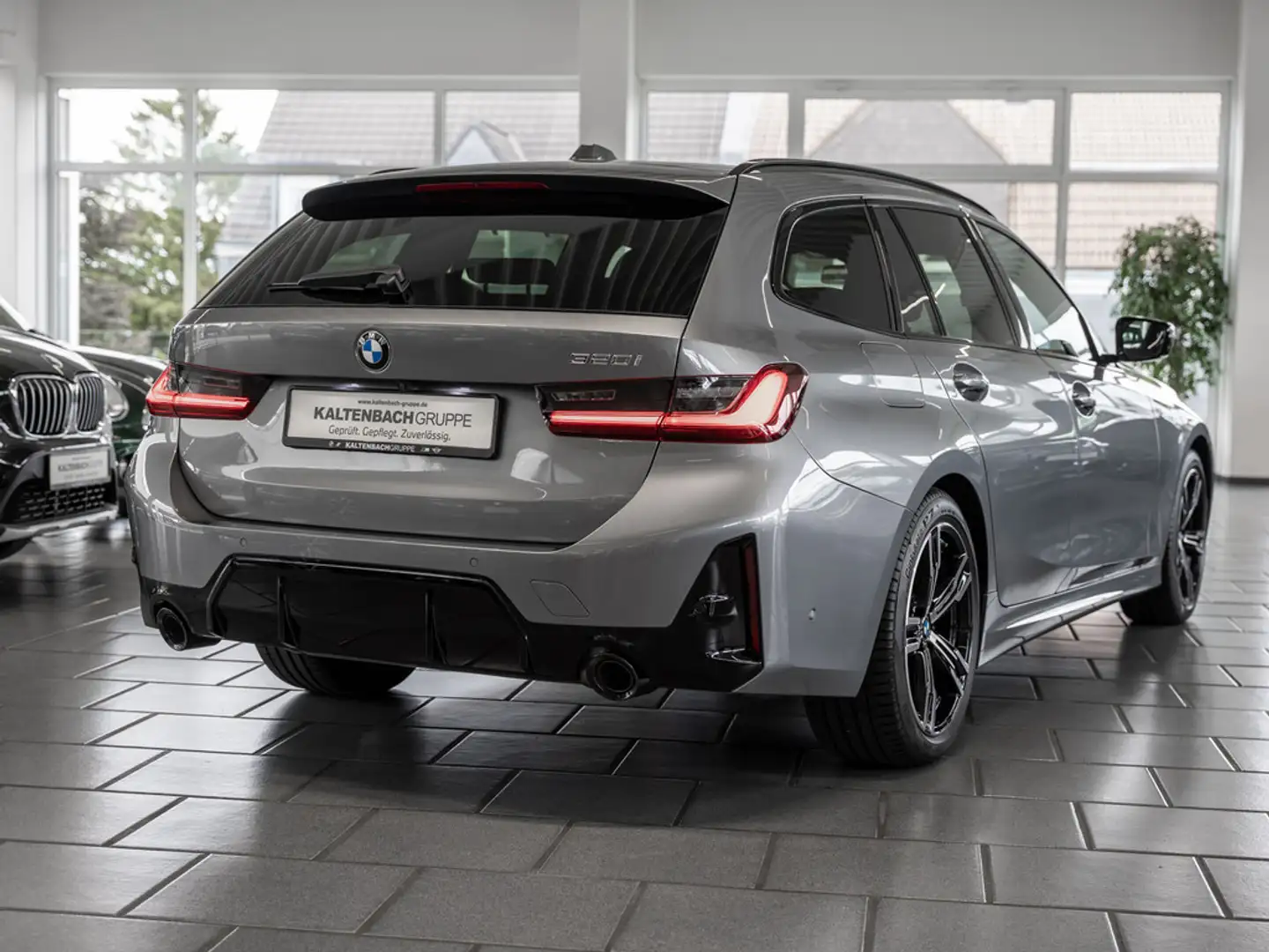 BMW 320 i Touring M-Sport 360° PANO SPORTPAKET Grijs - 2