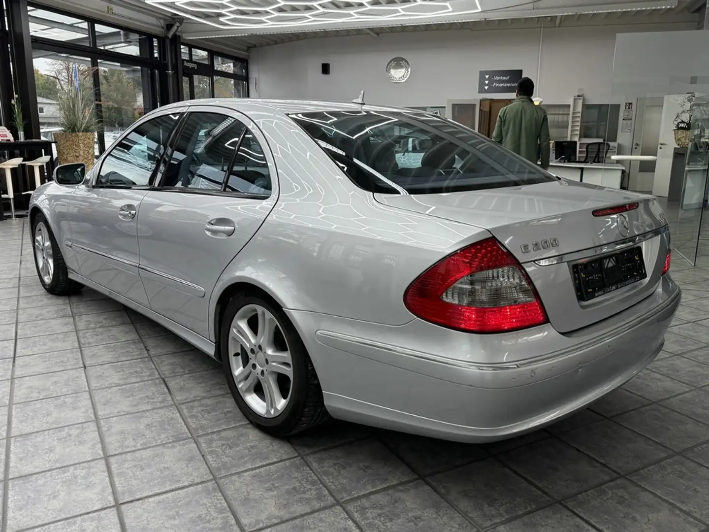 Mercedes-Benz E 200 K NGT Avantgarde, Standheizung, GSHD, AHK Silber - 2