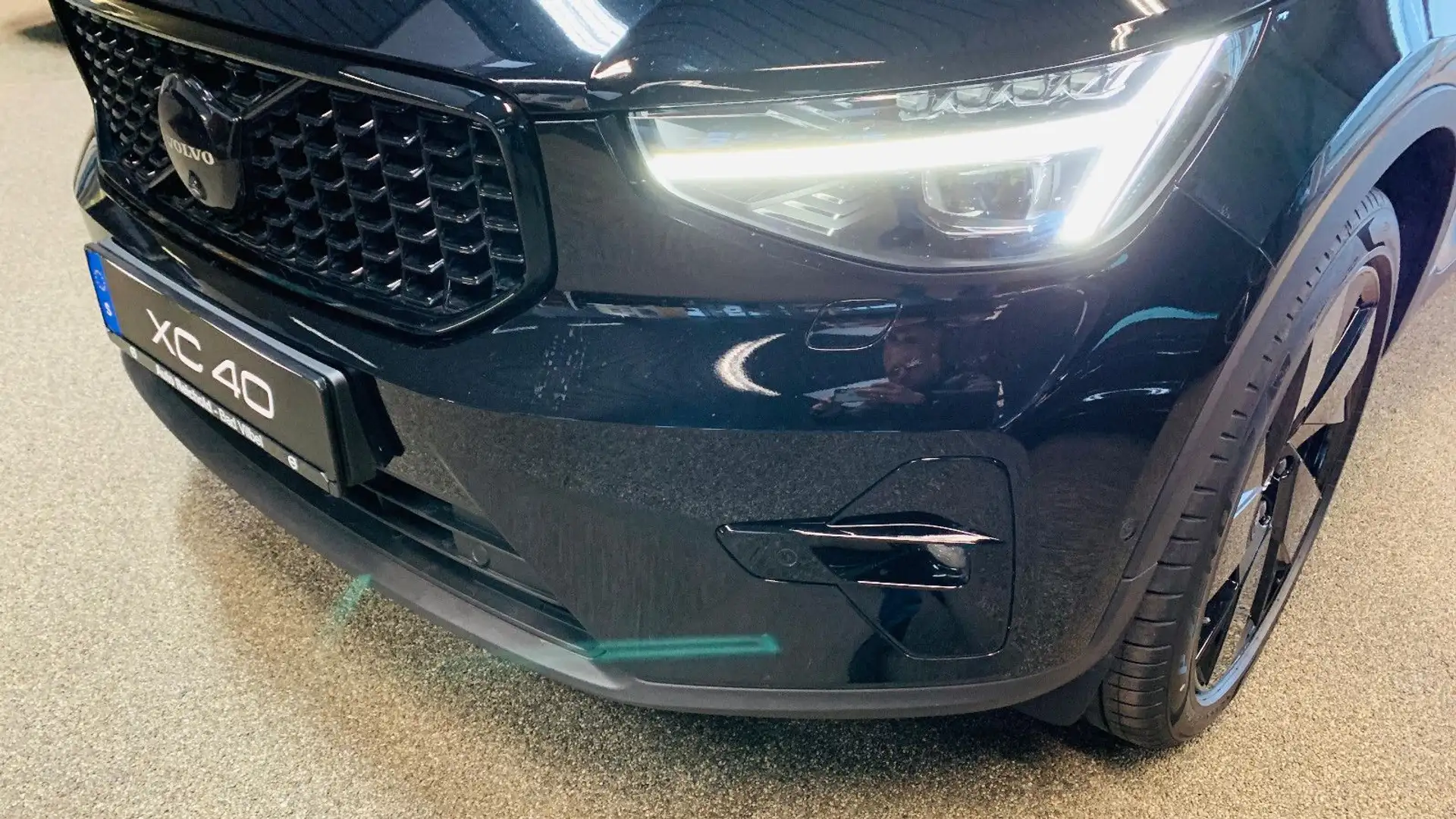 Volvo XC40 B4 Pl. Black Ed. PANO 360° Pilot Pixel 20" Schwarz - 2