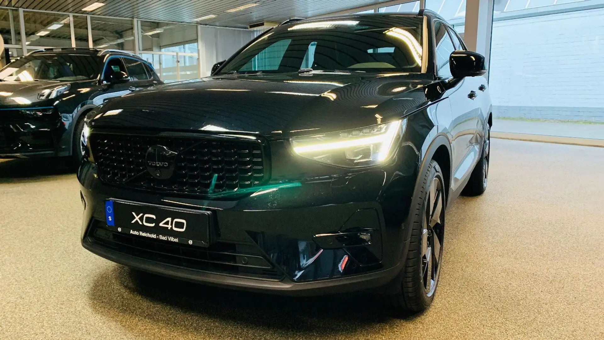 Volvo XC40 B4 Pl. Black Ed. PANO 360° Pilot Pixel 20" Schwarz - 1