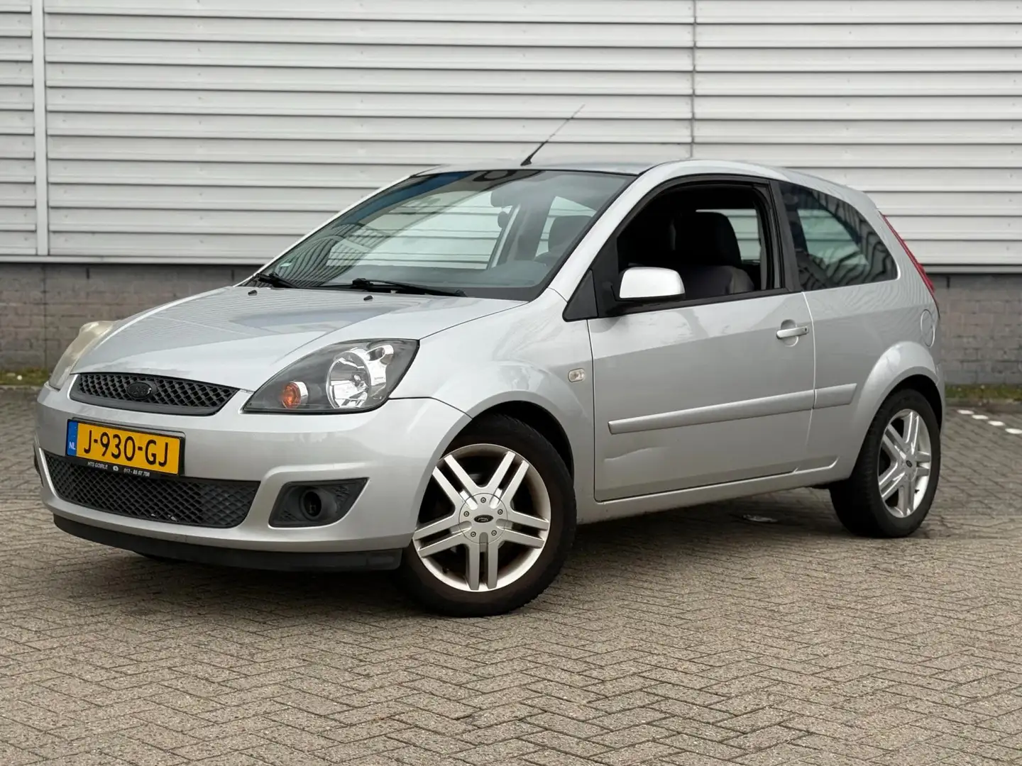 Ford Fiesta 1.4-16V Futura XL (NIEUWE APK) (INRUILKOOPJE) Grijs - 1