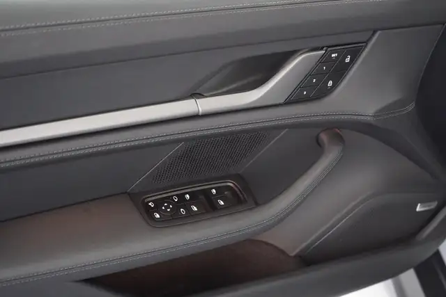 Porsche Taycan view 8