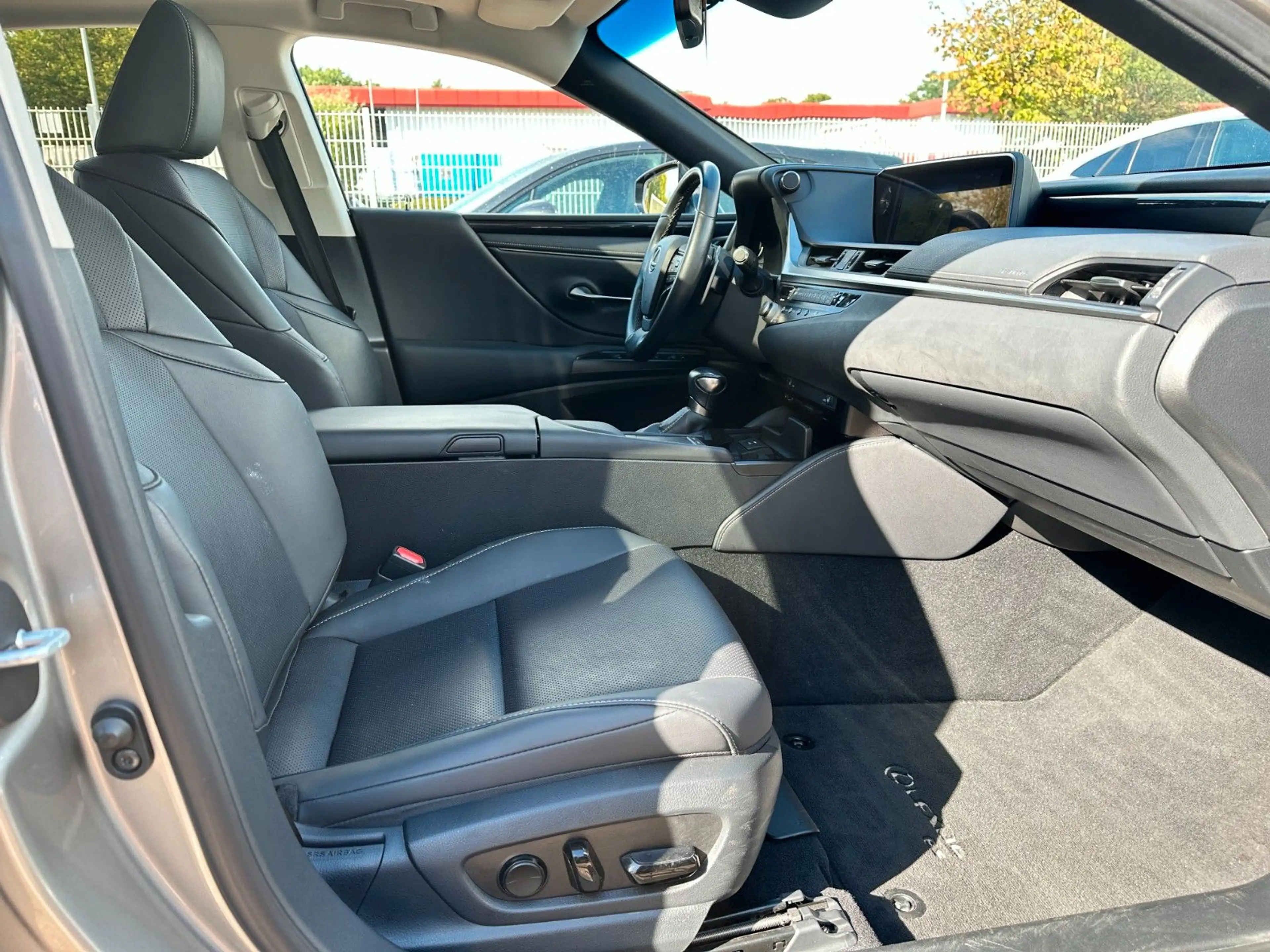 Lexus ES 300 h Hybrid Cam Navi Scheckheft 1.Hand — photo 14