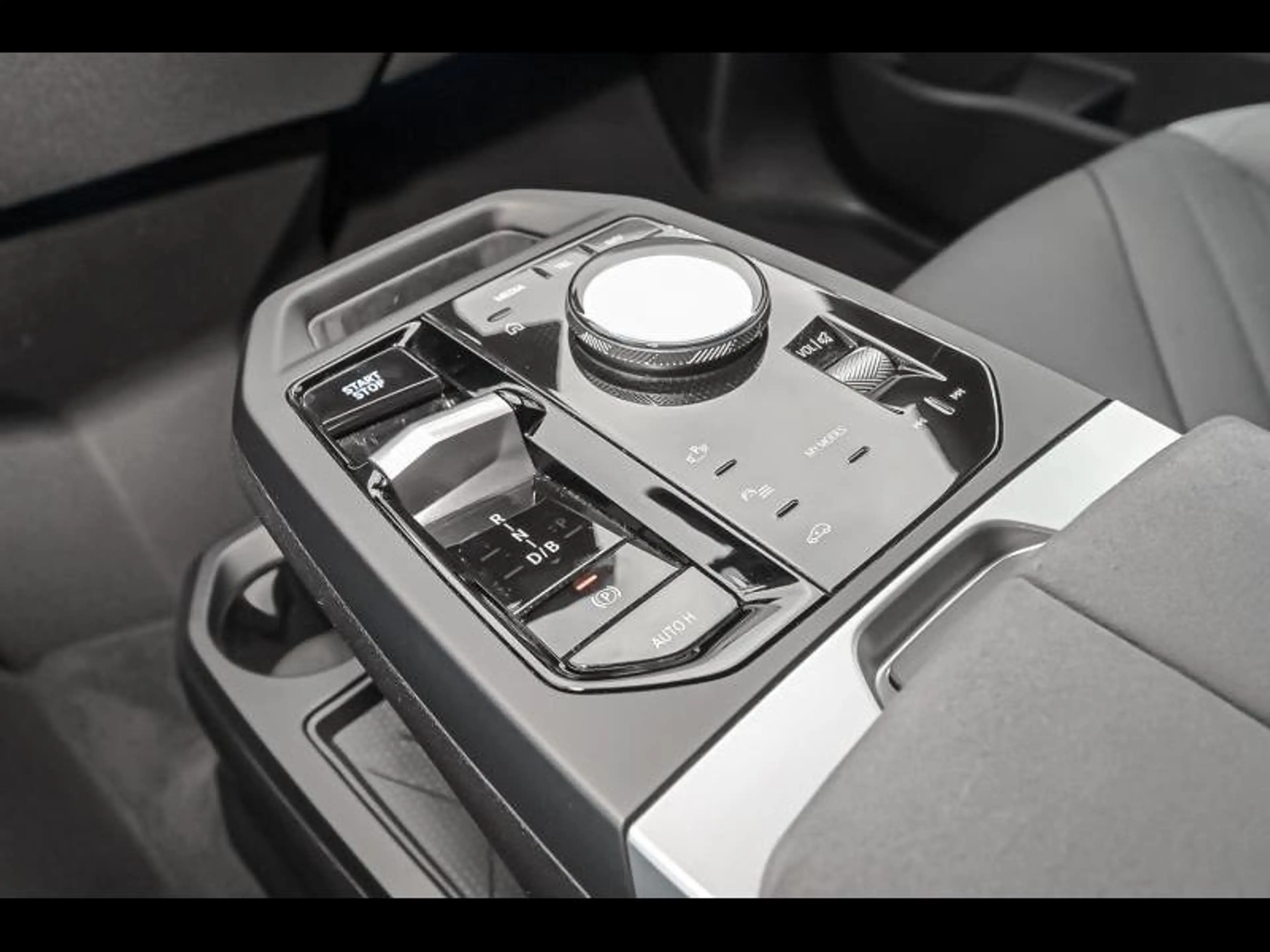 BMW iX xDrive60 — photo 10