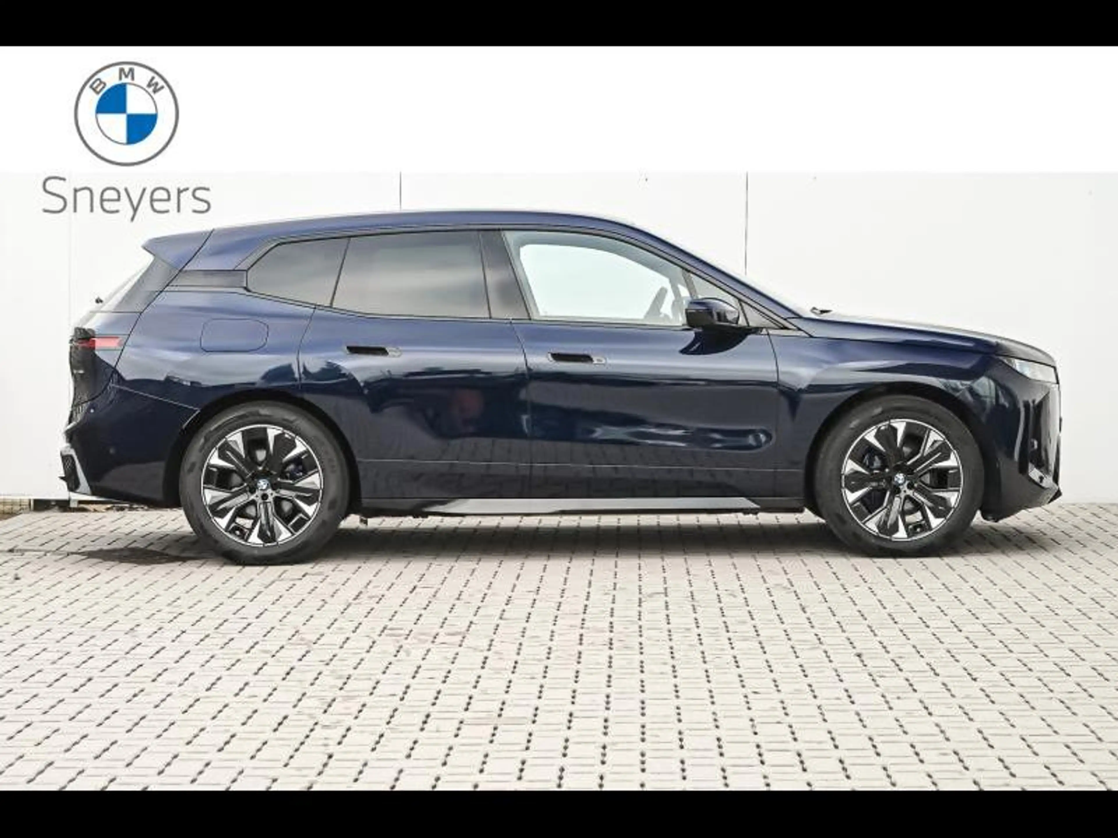 BMW iX xDrive60 — photo 3