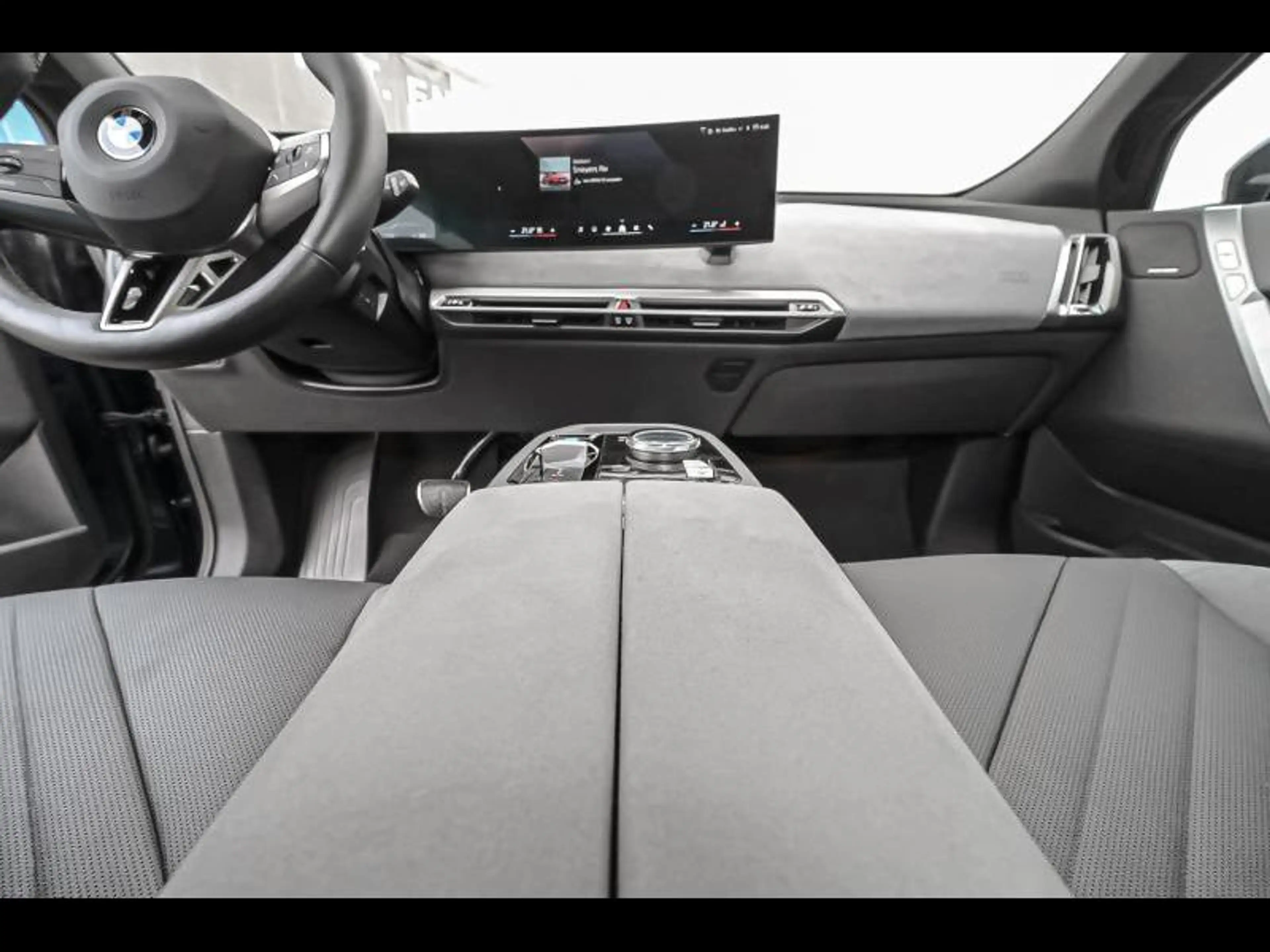 BMW iX xDrive60 — photo 7