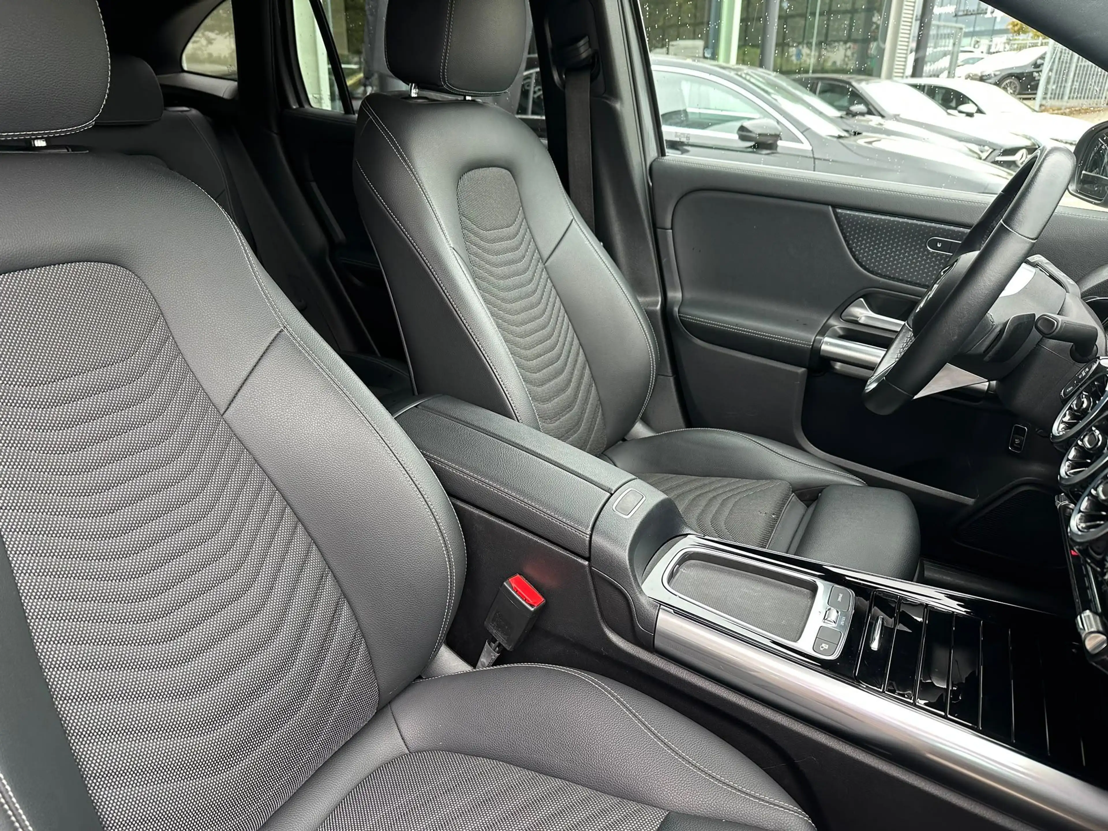 Mercedes-Benz GLA 180 GLA Business Line — photo 13