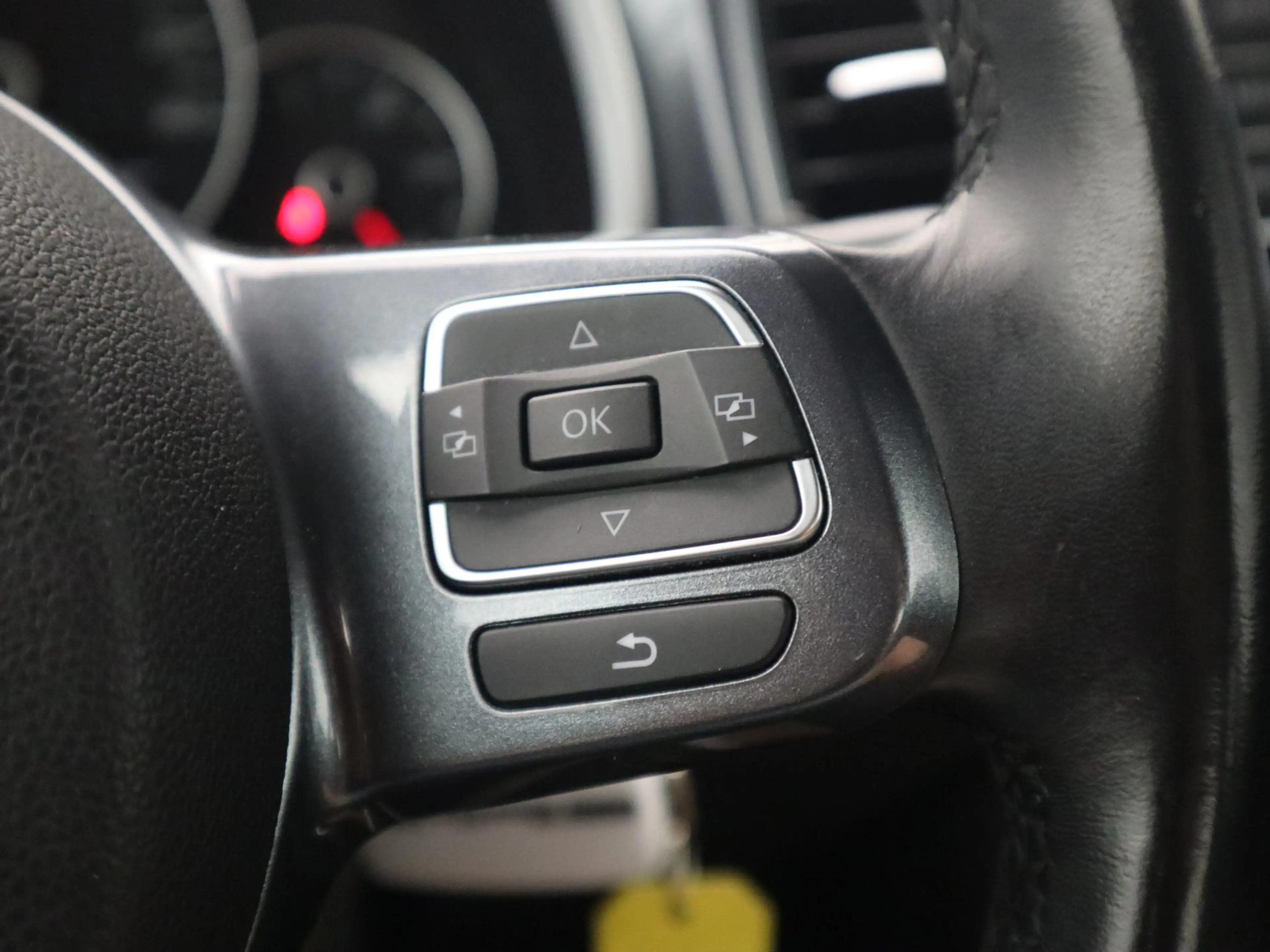 Volkswagen Beetle 1.2 TSI Design NAVI / CLIMA / PDC / BLUETOOTH / CR — photo 35