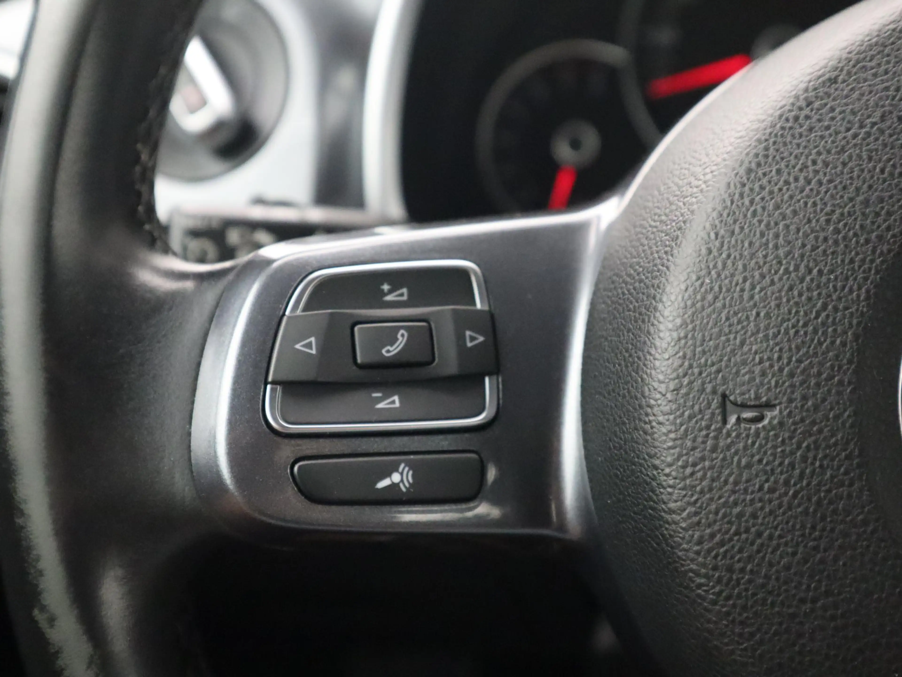 Volkswagen Beetle 1.2 TSI Design NAVI / CLIMA / PDC / BLUETOOTH / CR — photo 34