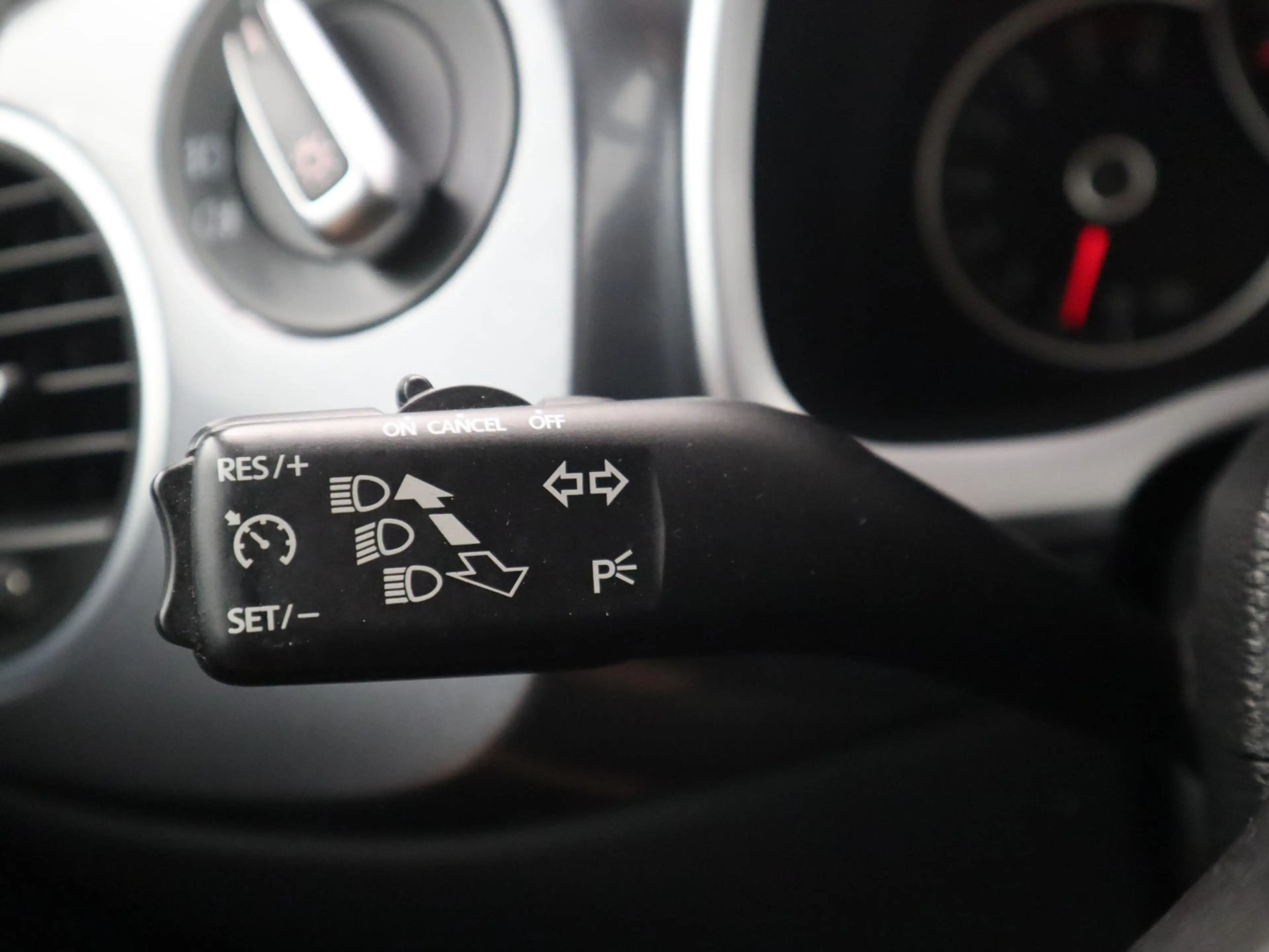 Volkswagen Beetle 1.2 TSI Design NAVI / CLIMA / PDC / BLUETOOTH / CR — photo 36