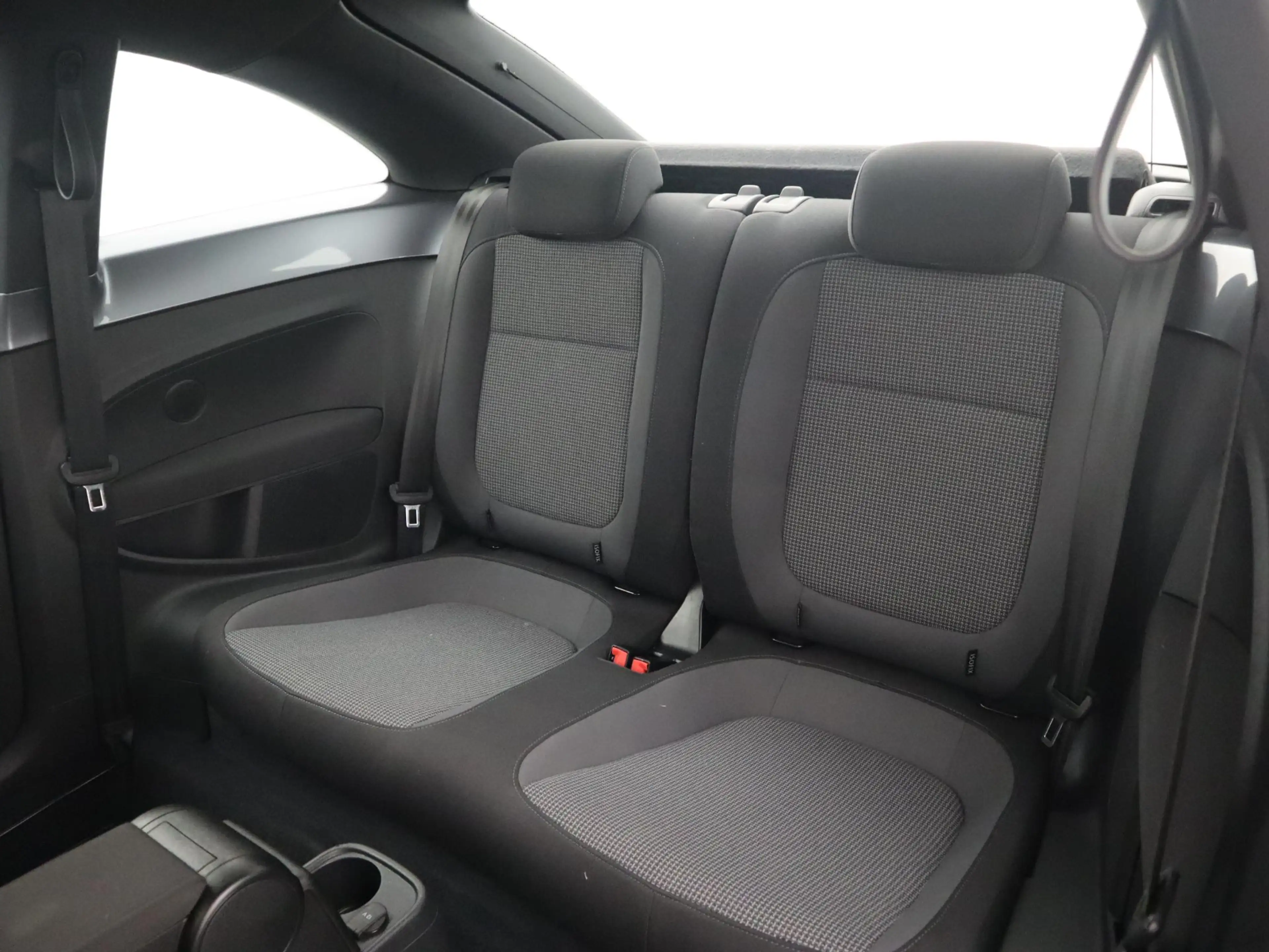 Volkswagen Beetle 1.2 TSI Design NAVI / CLIMA / PDC / BLUETOOTH / CR — photo 39
