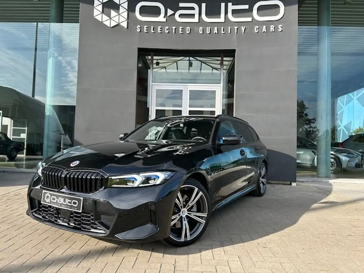 BMW 320 e Touring xDrive M Sport / HUD / Trekh / ACC / 19" Zwart - 1