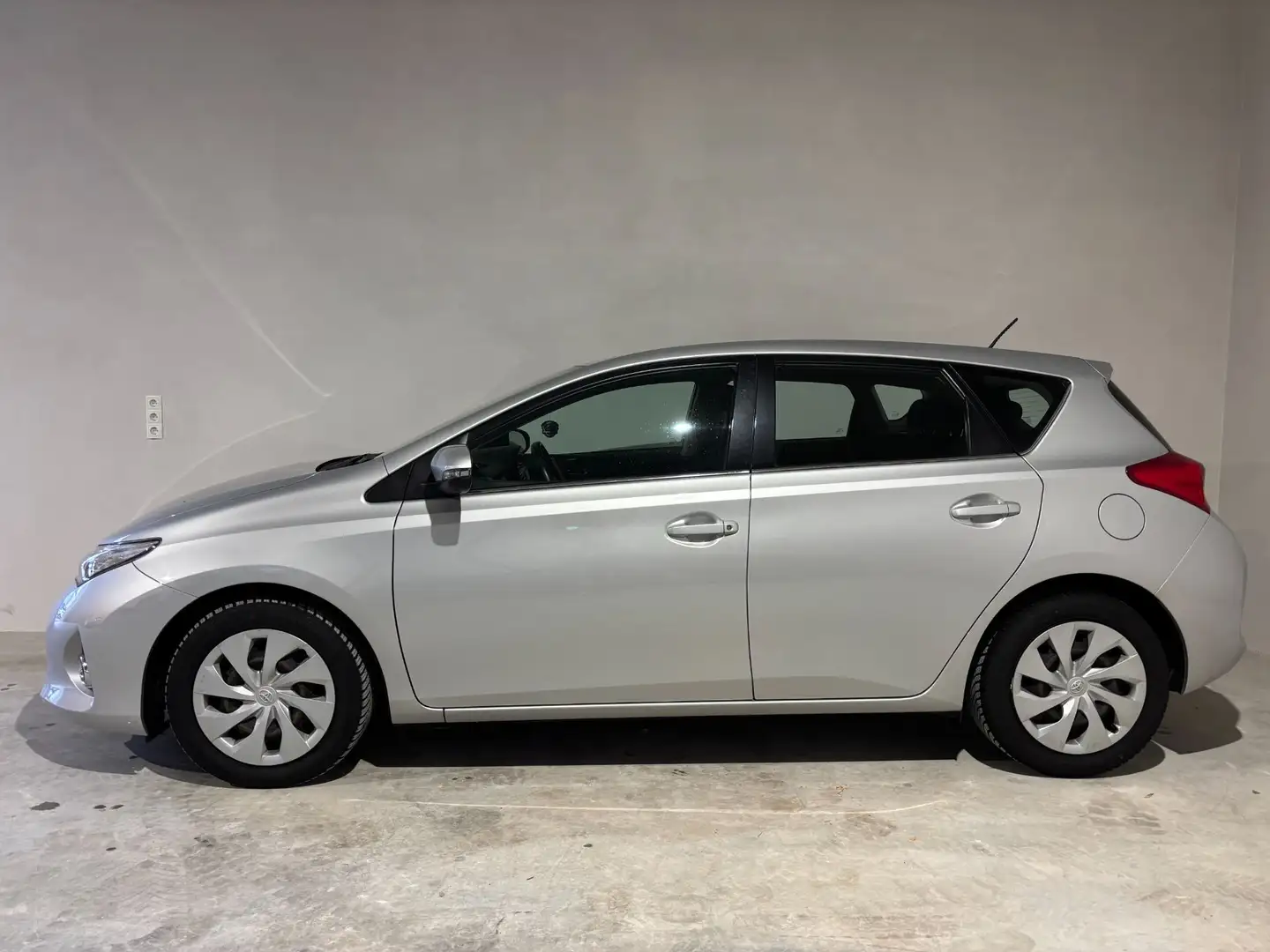 Toyota Auris Active 1,4 Silber - 2