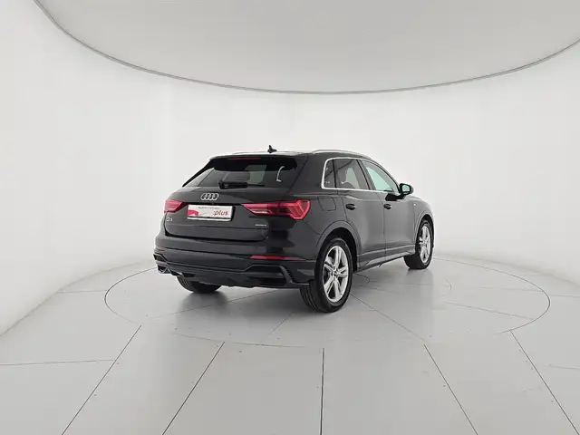 Audi Q3 view 5