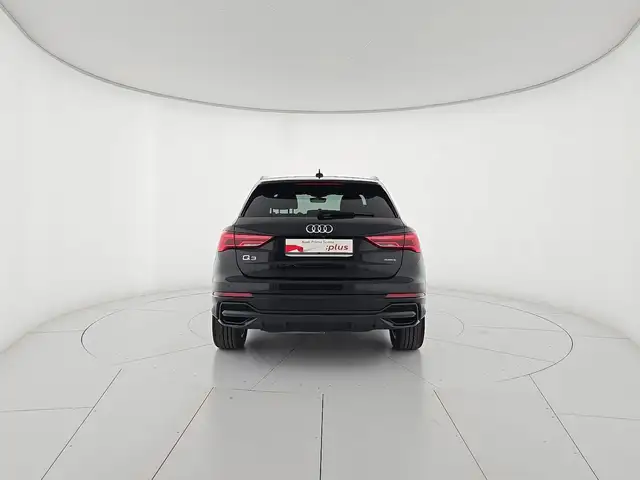 Audi Q3 view 4