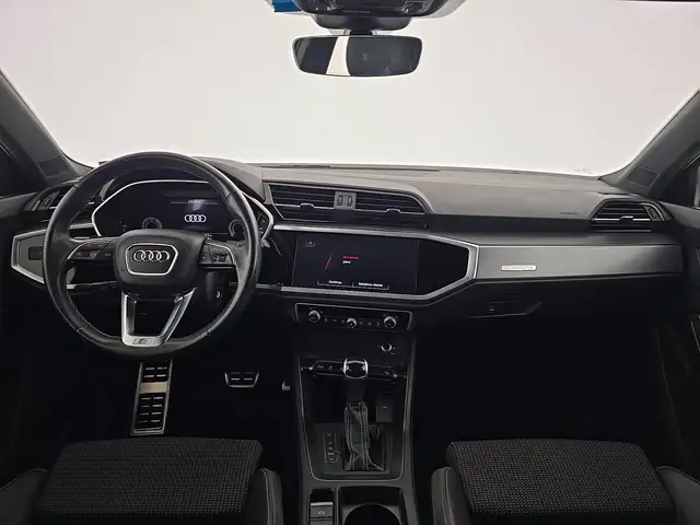 Audi Q3 view 11
