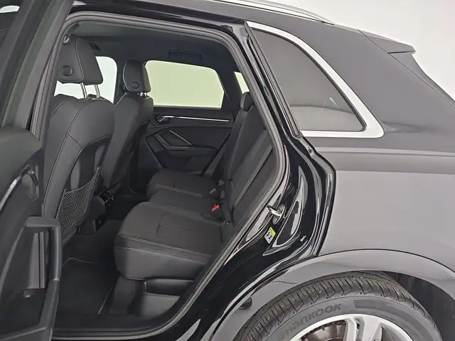 Audi Q3 view 10