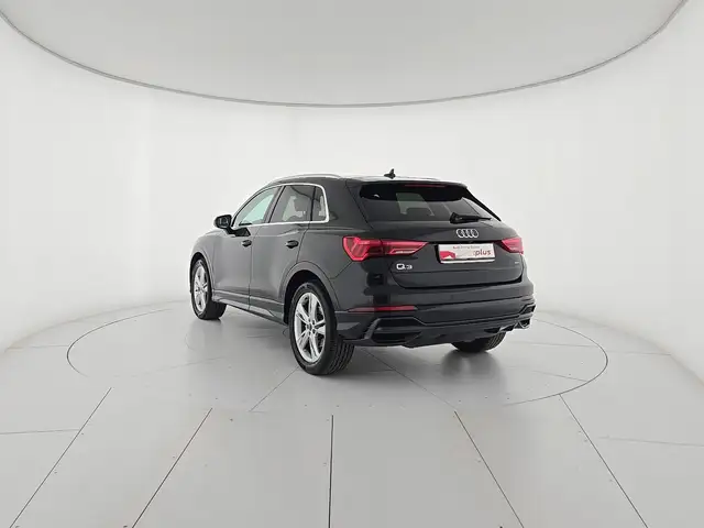Audi Q3 view 3