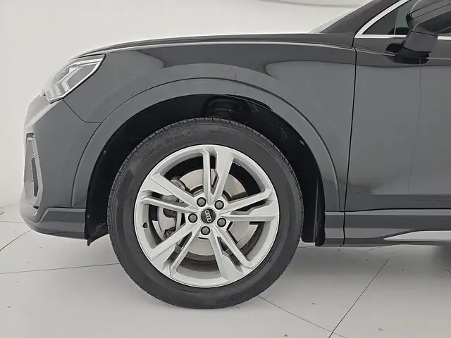 Audi Q3 view 8