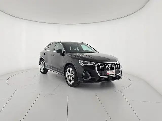 Audi Q3 view 6
