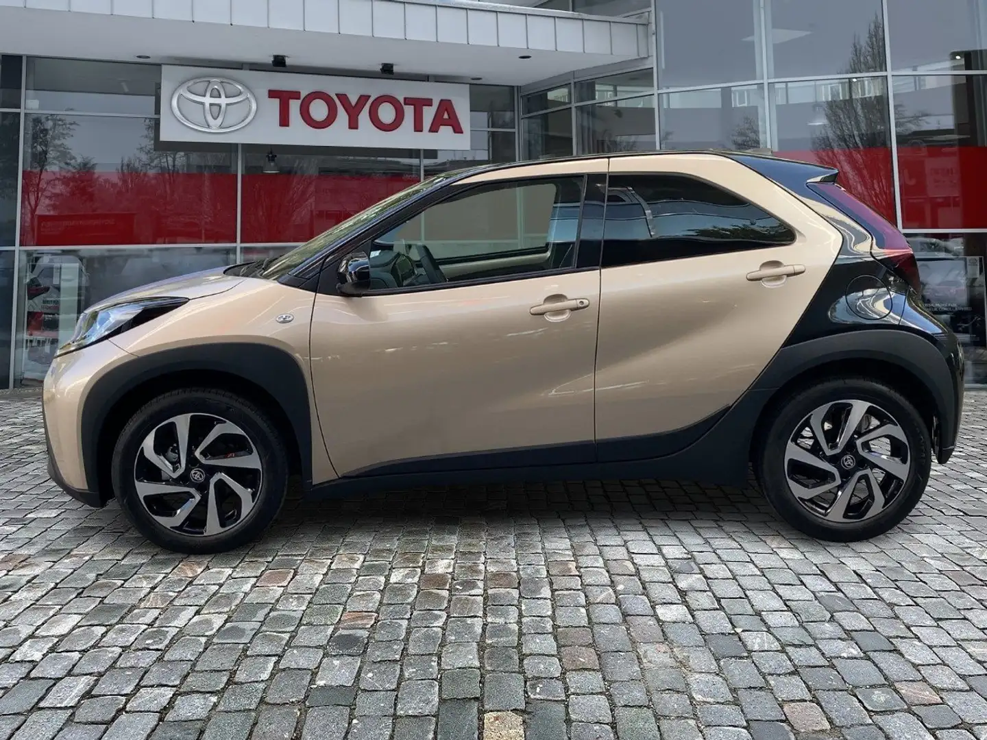 Toyota Aygo 1.0 Teamplayer **schnell verfügbar** Beżowy - 2