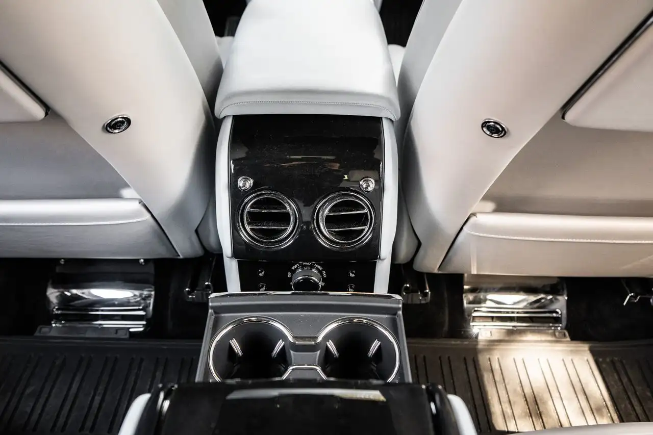 Rolls-Royce Cullinan снимка Rolls-Royce Cullinan