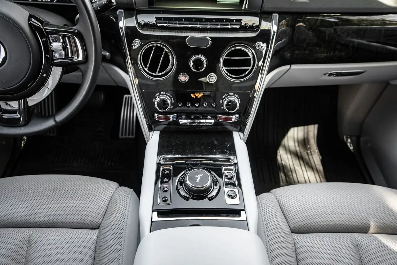 Rolls-Royce Cullinan снимка Rolls-Royce Cullinan