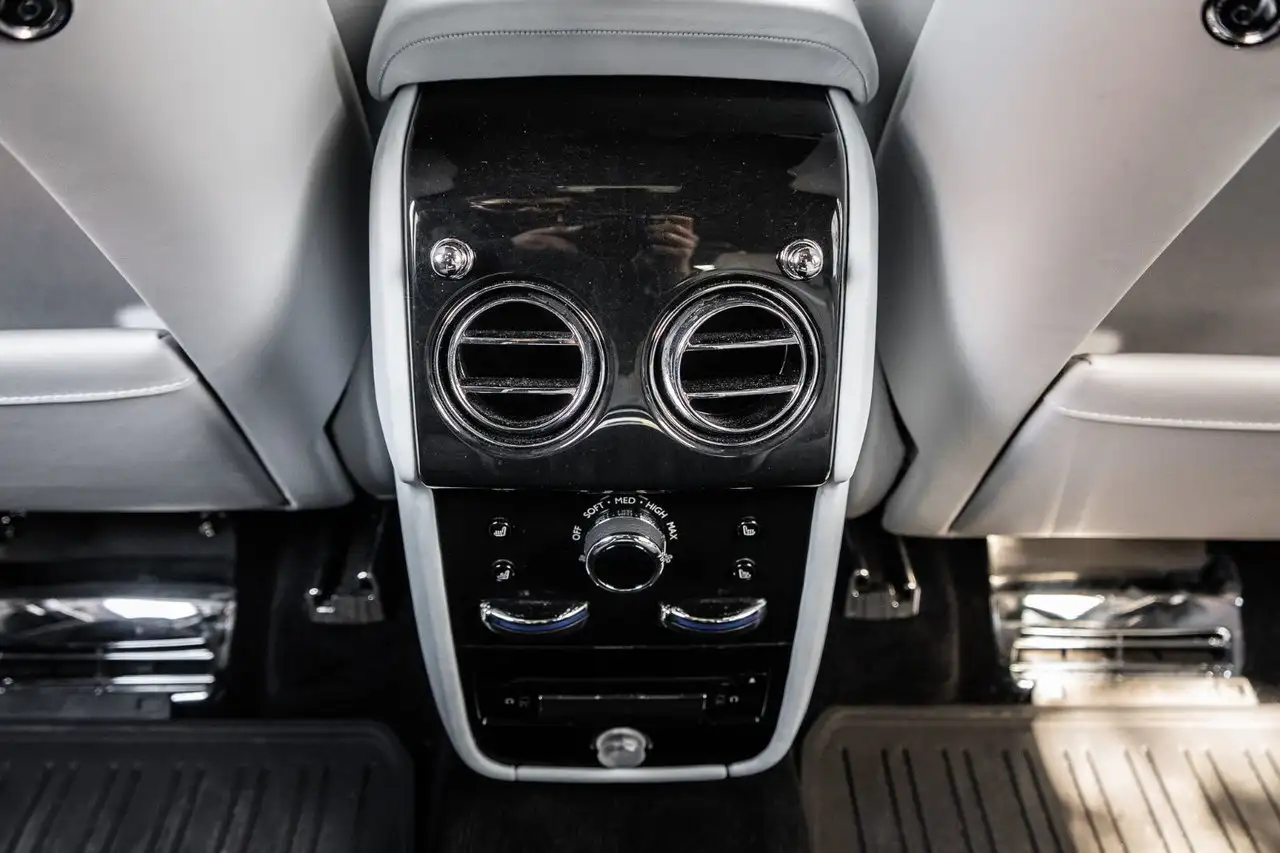 Rolls-Royce Cullinan снимка Rolls-Royce Cullinan