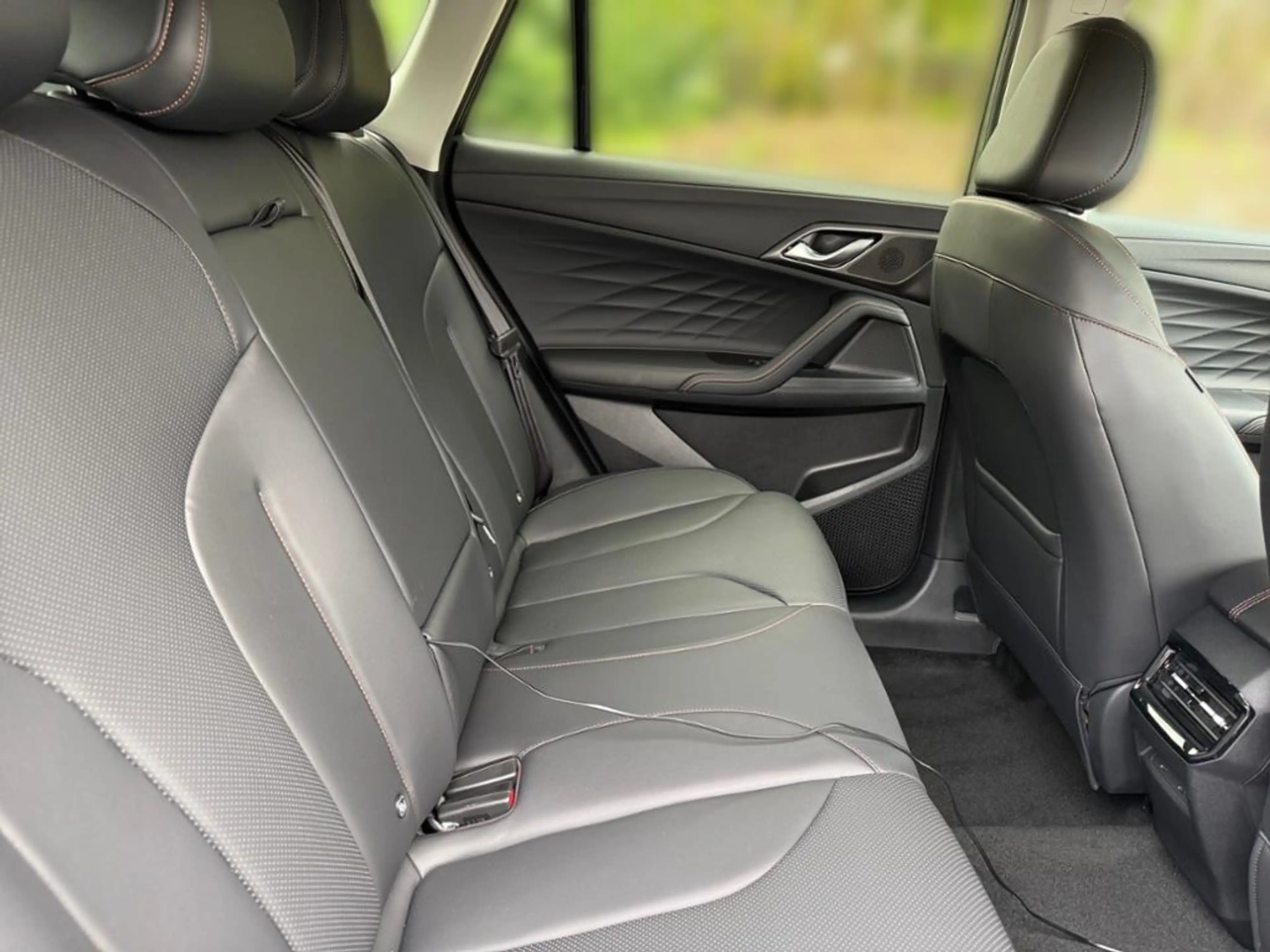 MG HS PHEV Luxury MY24 360 DISTR SPUR PDC SHZ — photo 13