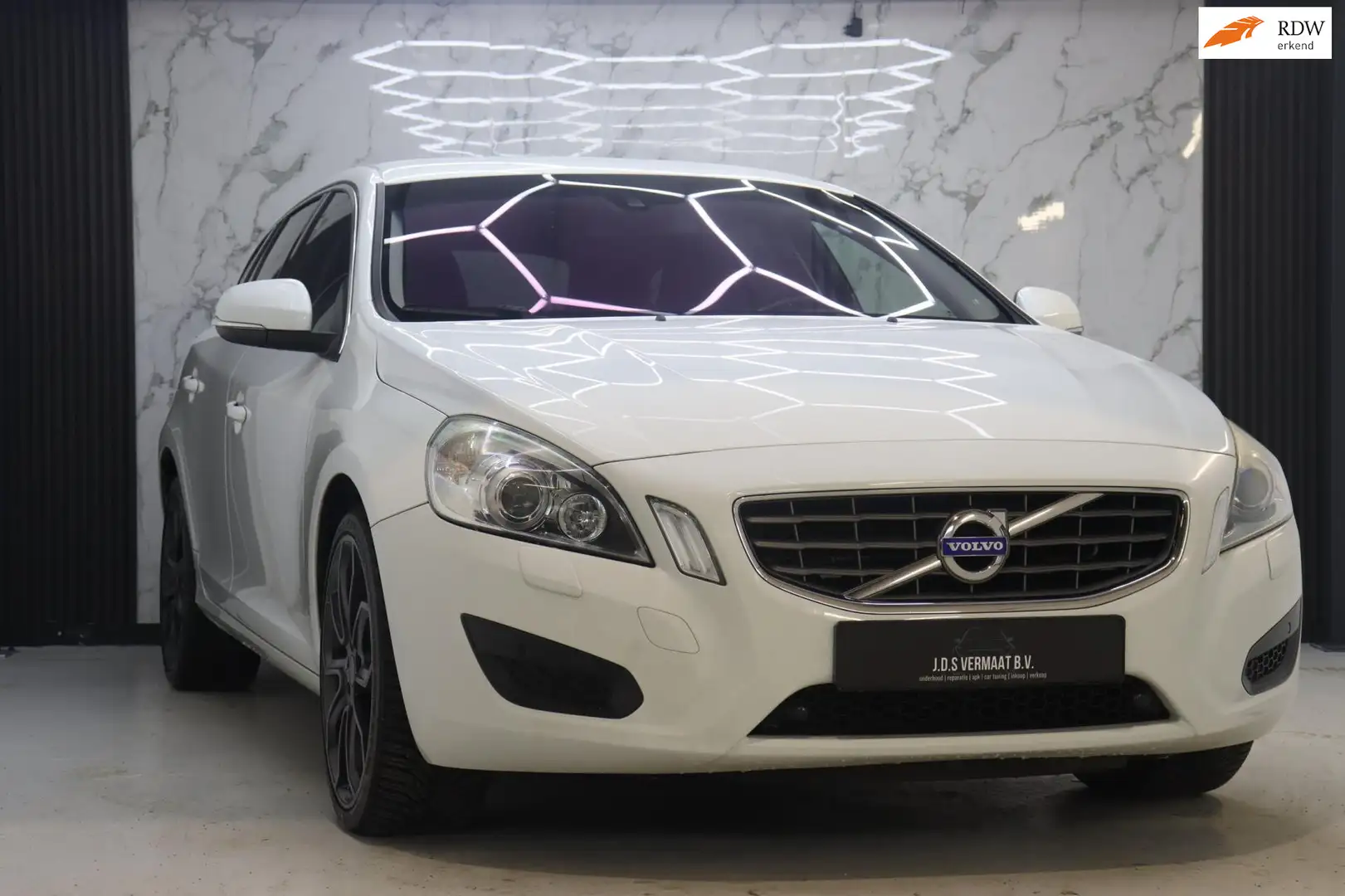 Volvo V60 2.0 T5 Momentum Heico Wit - 1