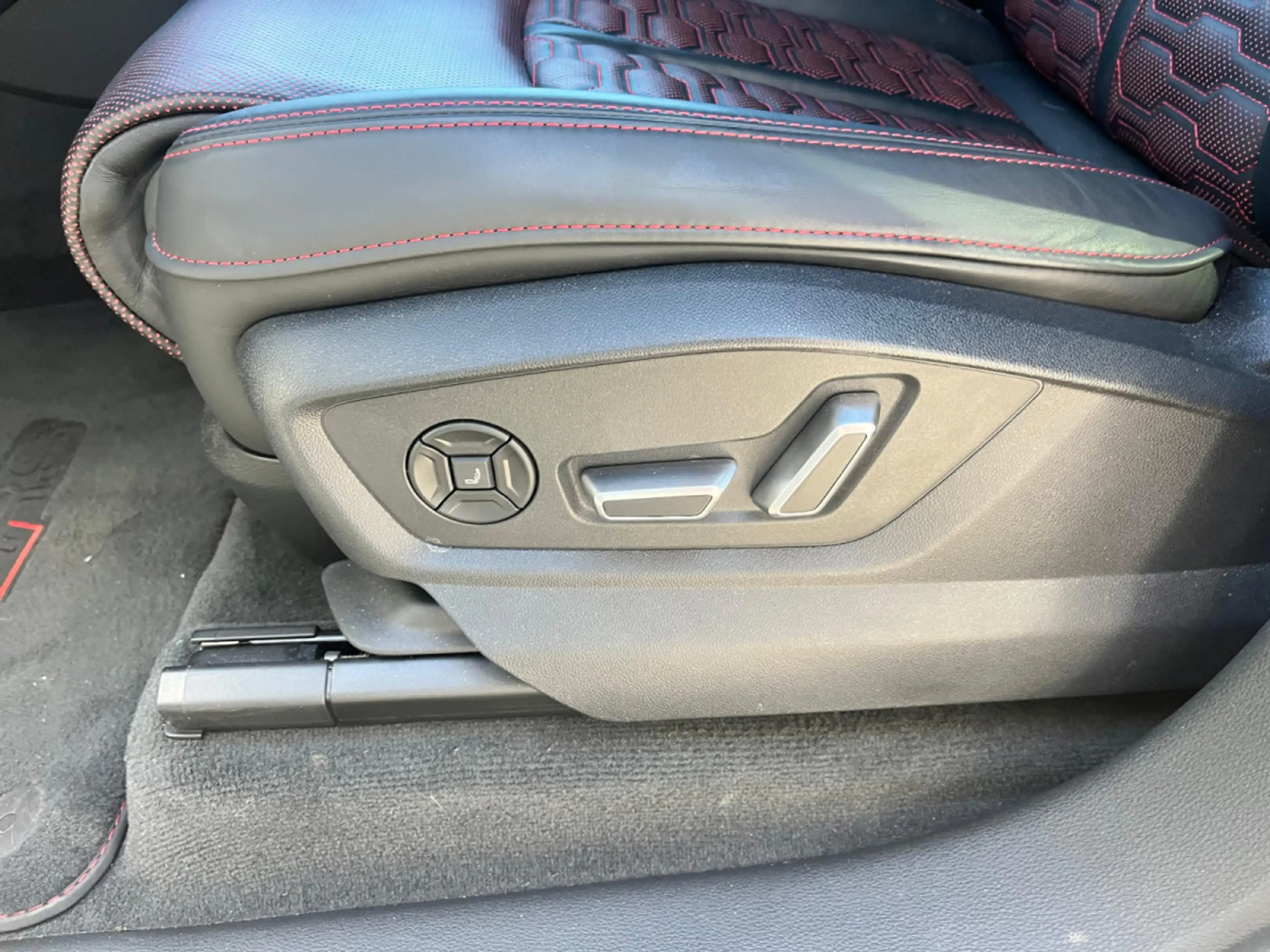 Audi RS Q8 4.0 TFSI PERFORMANCE/KERAMIK//PANO/23/RS DY+/HUD*V — photo 12
