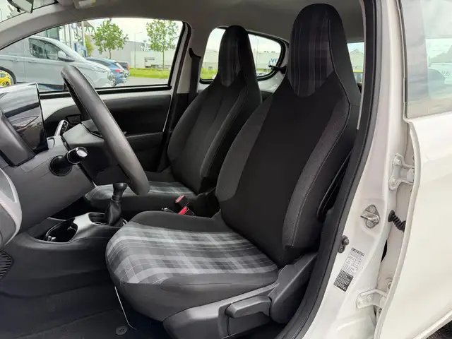 Peugeot 108 view 11