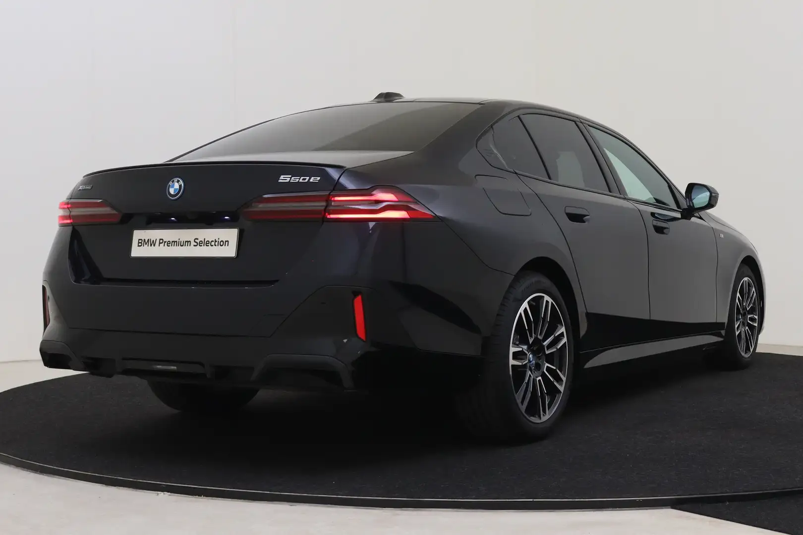 BMW 550 5 Serie 550e xDrive M Sport Automaat / Panoramadak Noir - 2