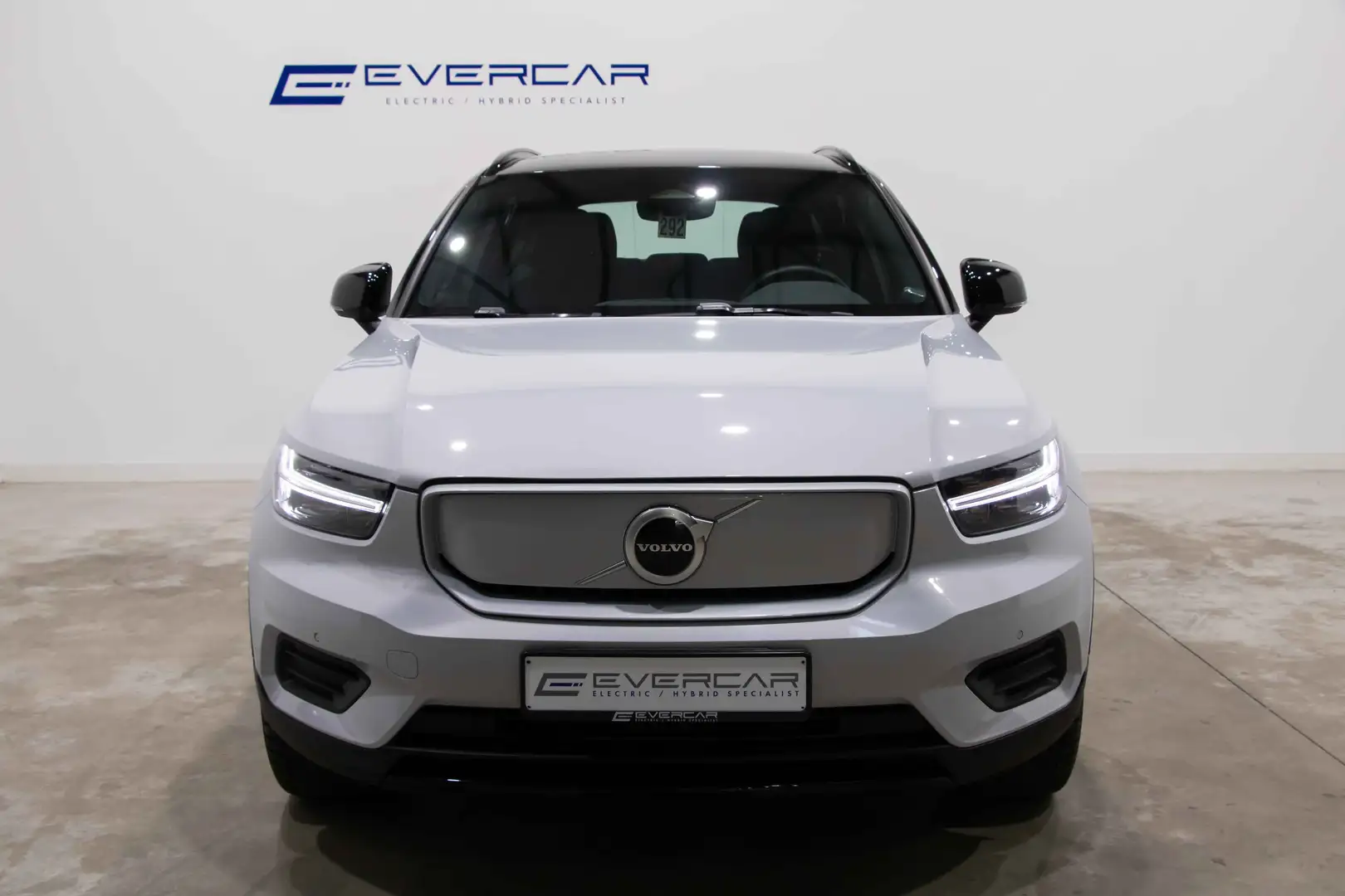 Volvo XC40 78kWh AWD Recharge Twin ***CARPLAY*HEATED SEATS*** Stříbrná - 2