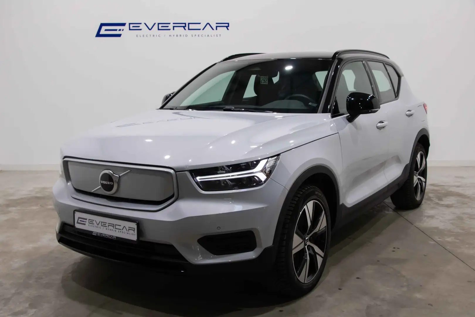 Volvo XC40 78kWh AWD Recharge Twin ***CARPLAY*HEATED SEATS*** Stříbrná - 1