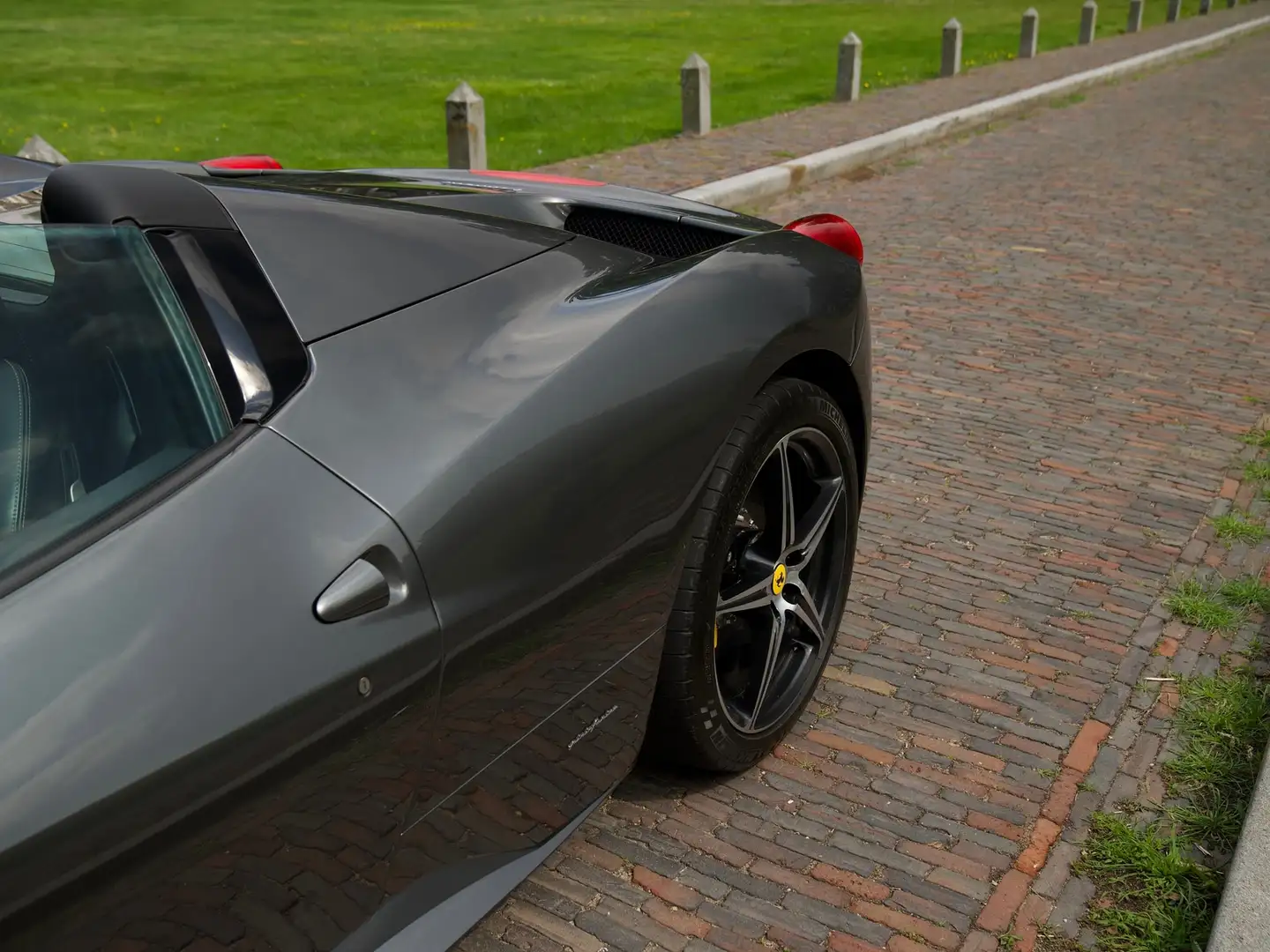 Ferrari 458 4.5 V8 Spider Grau - 2